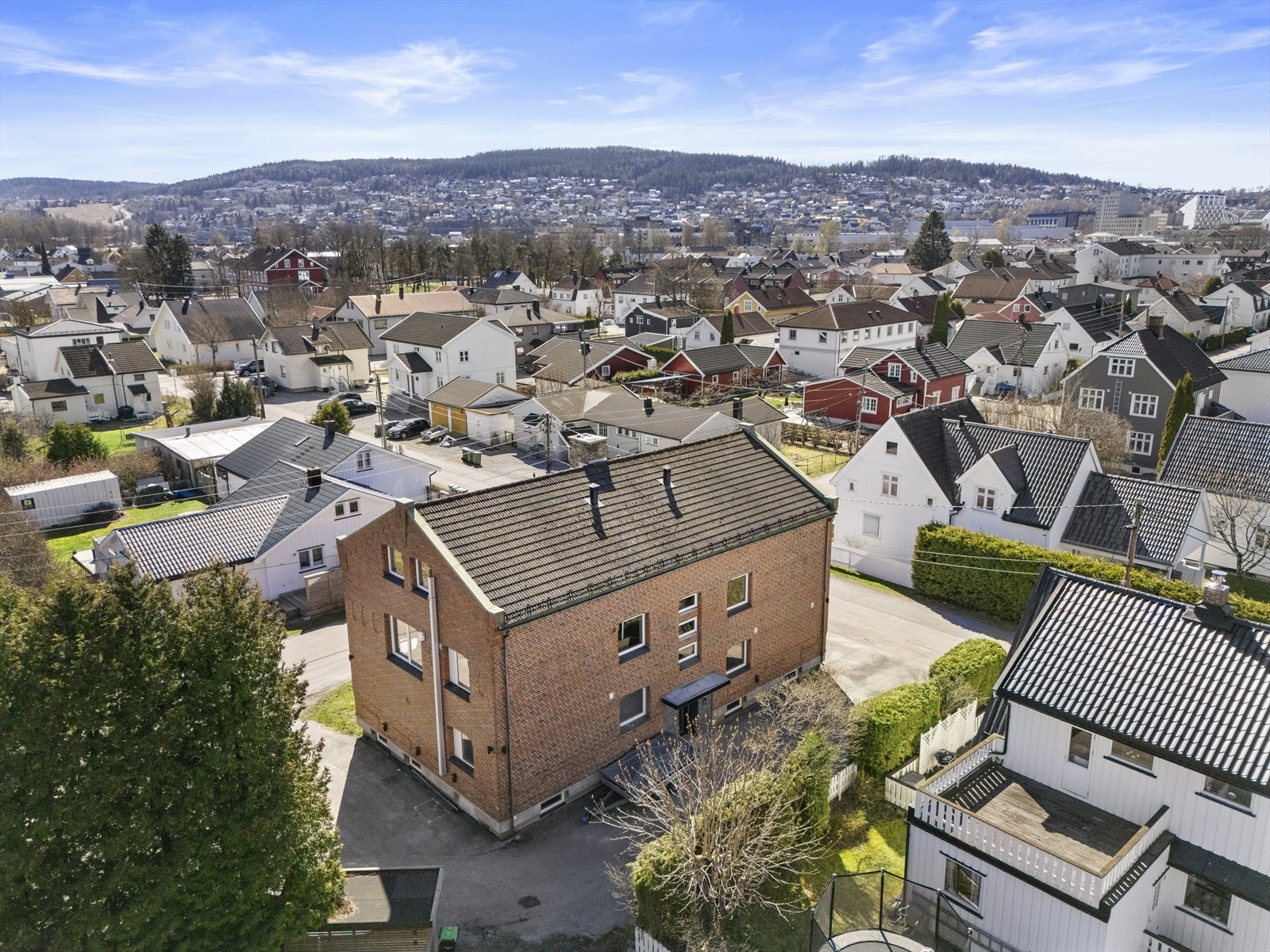 Eiendommen ligger i et attraktivt, barnevennlig og meget sentralt boligområde på Vigernes i Lillestrøm. Galleribilde