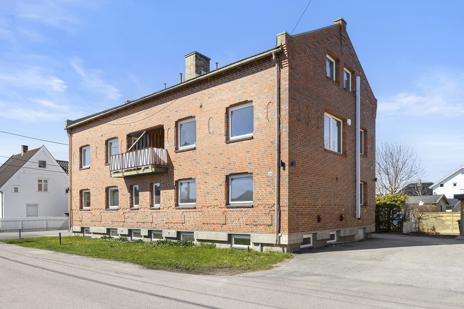 Leiligheten ligger i 1. etasje med adkomst via felles oppgang, og det disponeres parkeringsplass. Galleribilde