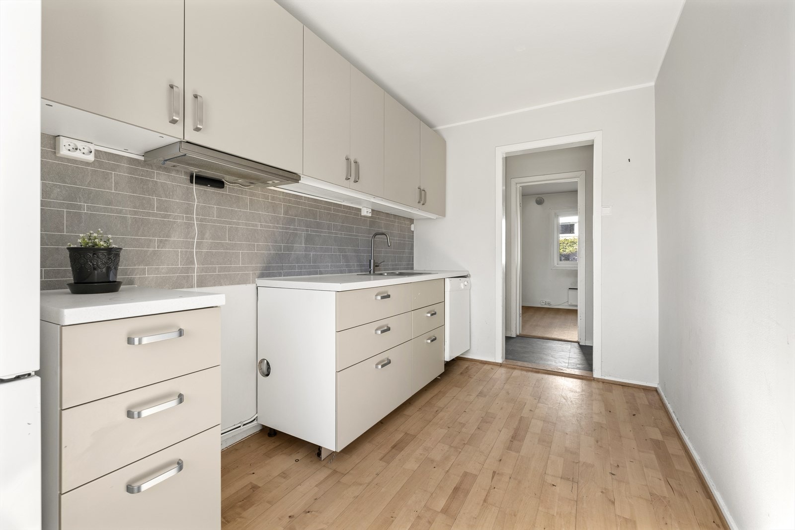 Det er utstyrt med frittstående kjøle-/fryseskap, ventilator, oppvaskmaskin og plass til komfyr med platetopp. Galleribilde