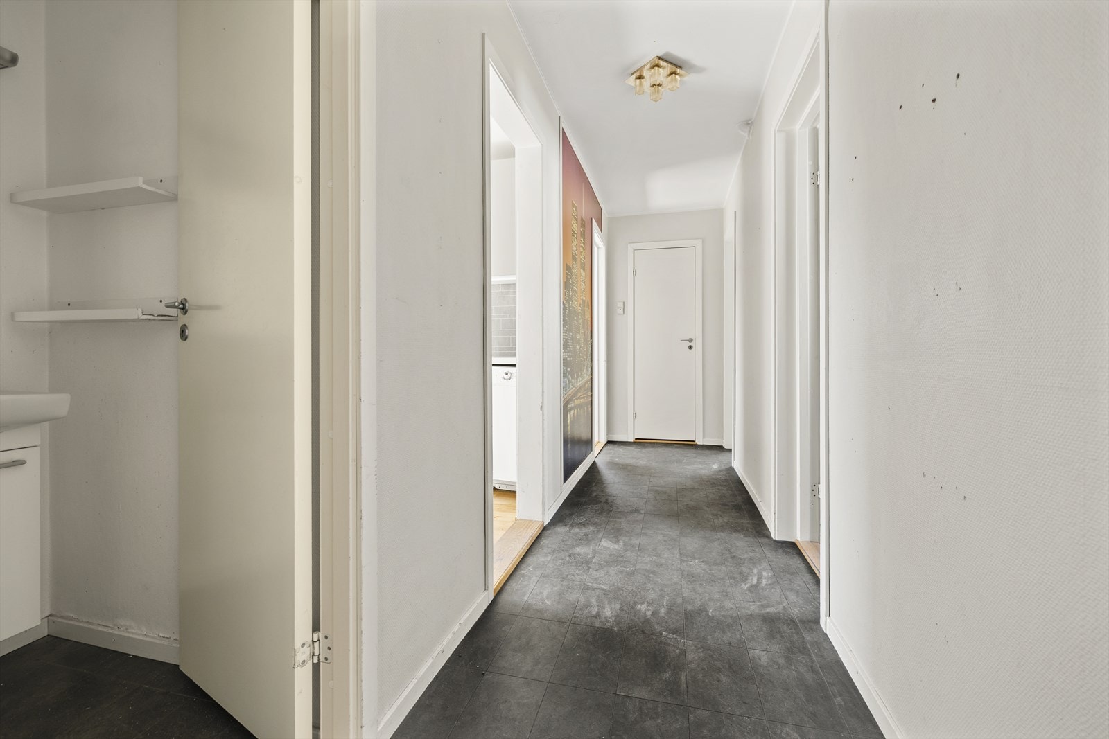 Ved ytterdøren finnes et praktisk WC-rom, og rett over gangen ligger badet. Galleribilde