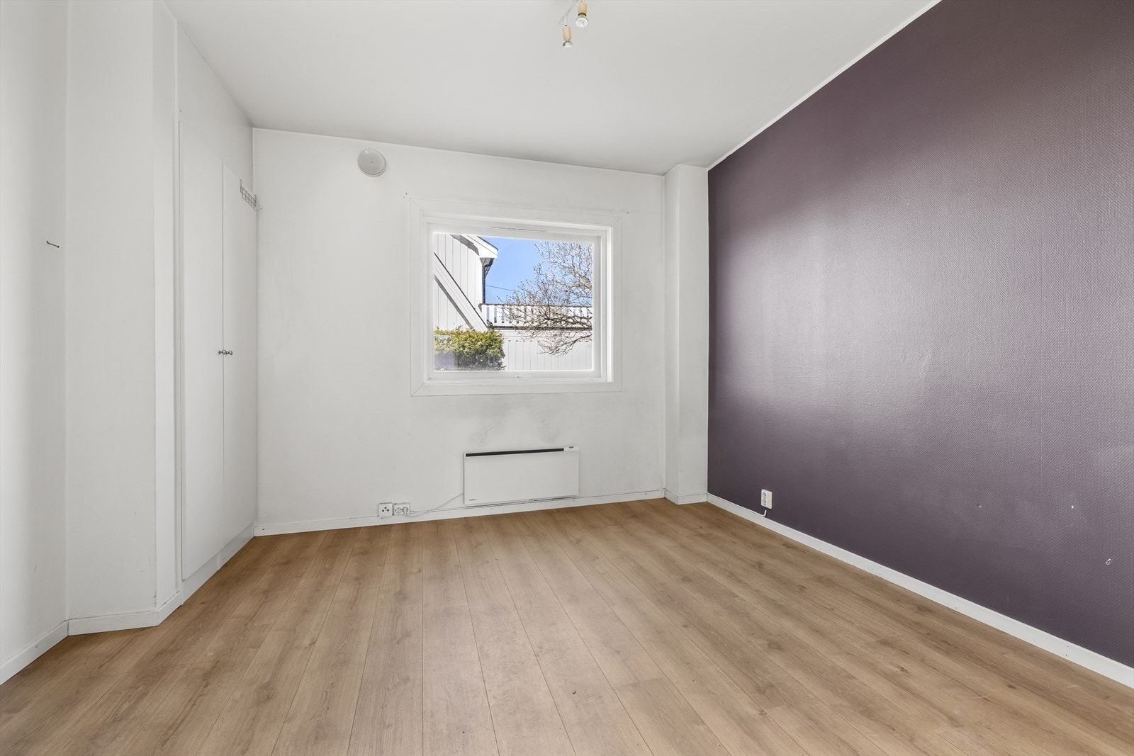 Rommene har laminatgulv, og dette rommet har innebygd garderobeskap. Galleribilde
