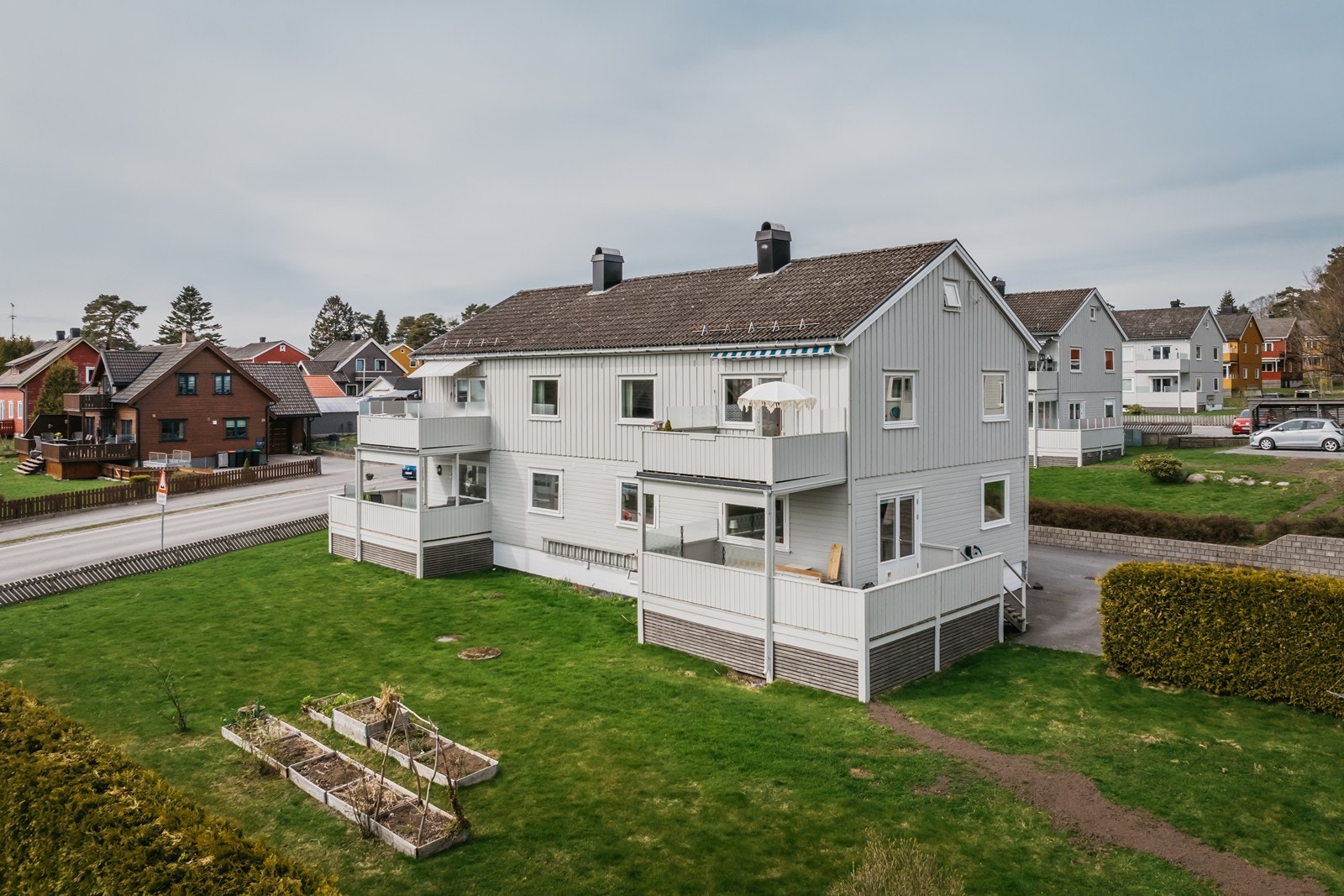 I hagen er det beplantet grønnsakshage, koselig for den som er glad i litt dyrking og hagearbeid. Kan medfølge om ønskelig. Galleribilde