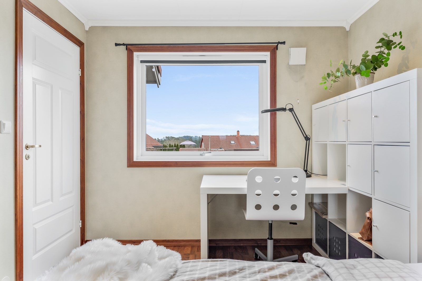 Rommet har naturlig ventilasjon via luftespalte i vinduet, som på boligens øvrige soverom. Galleribilde
