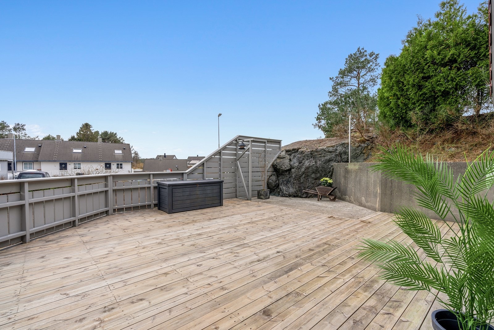 Terrassen er romslig og gir god plass til flere soner, enten det er for grilling, soling eller en hyggelig spiseplass. Galleribilde