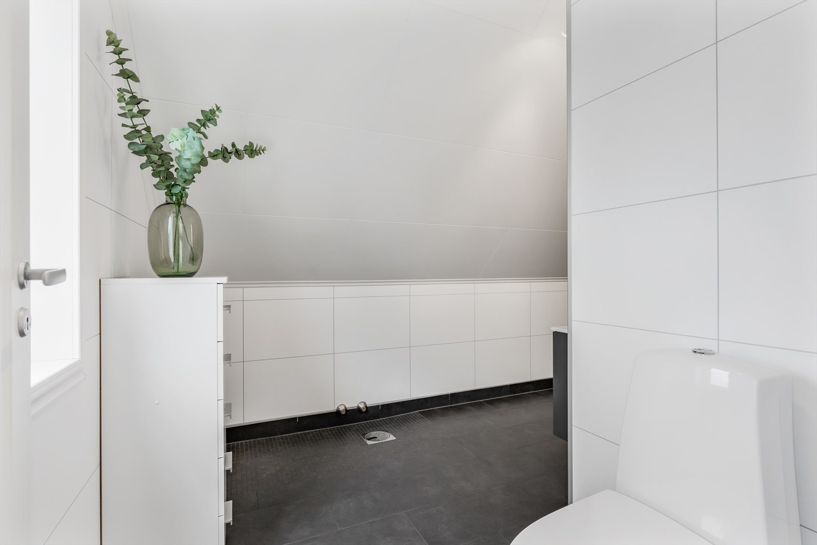 Tak og veggplater er fra 2014, og sanitærutstyret er av nyere dato. Galleribilde