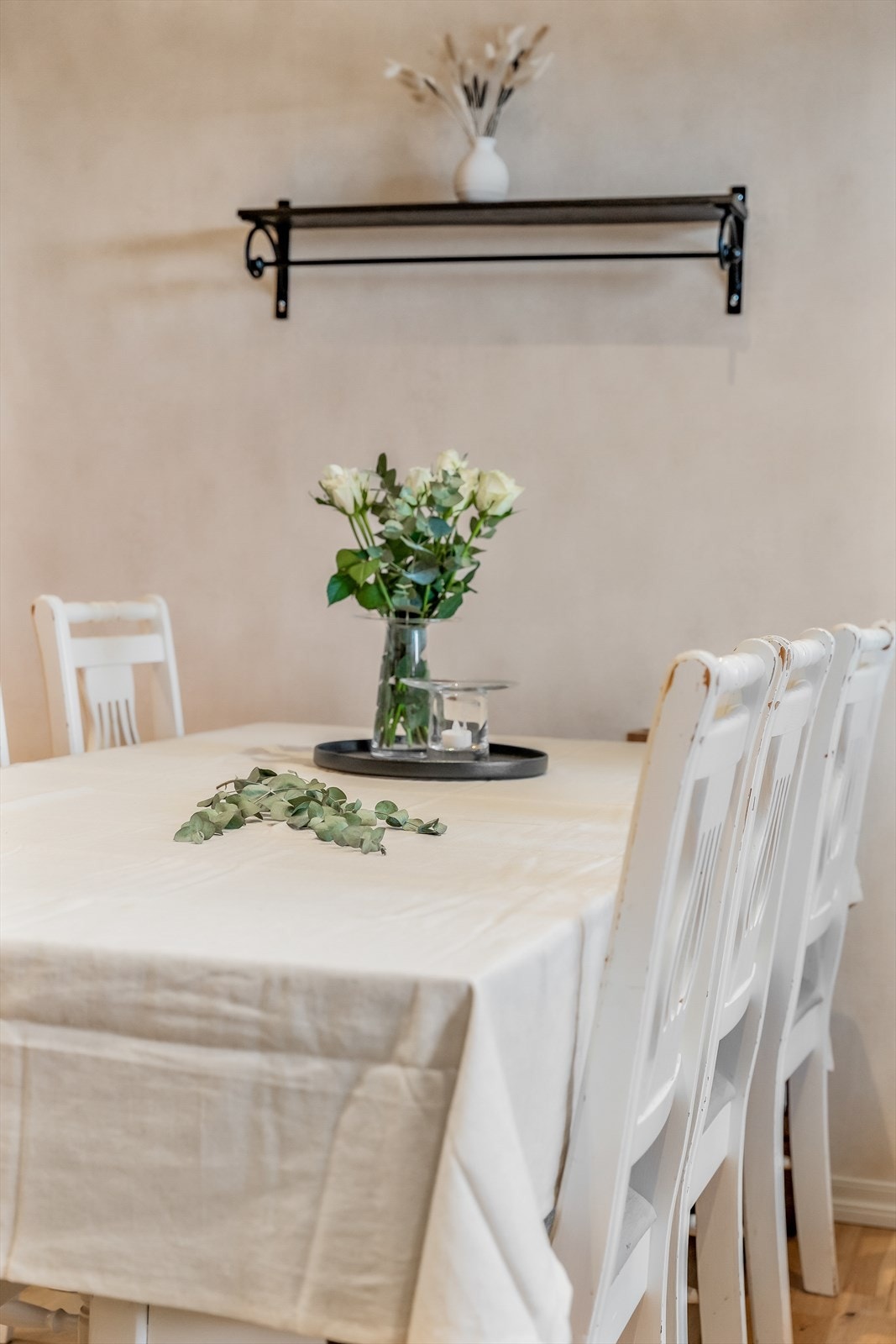 Her er det god plass til å samle venner og familie rundt langbordet. Galleribilde