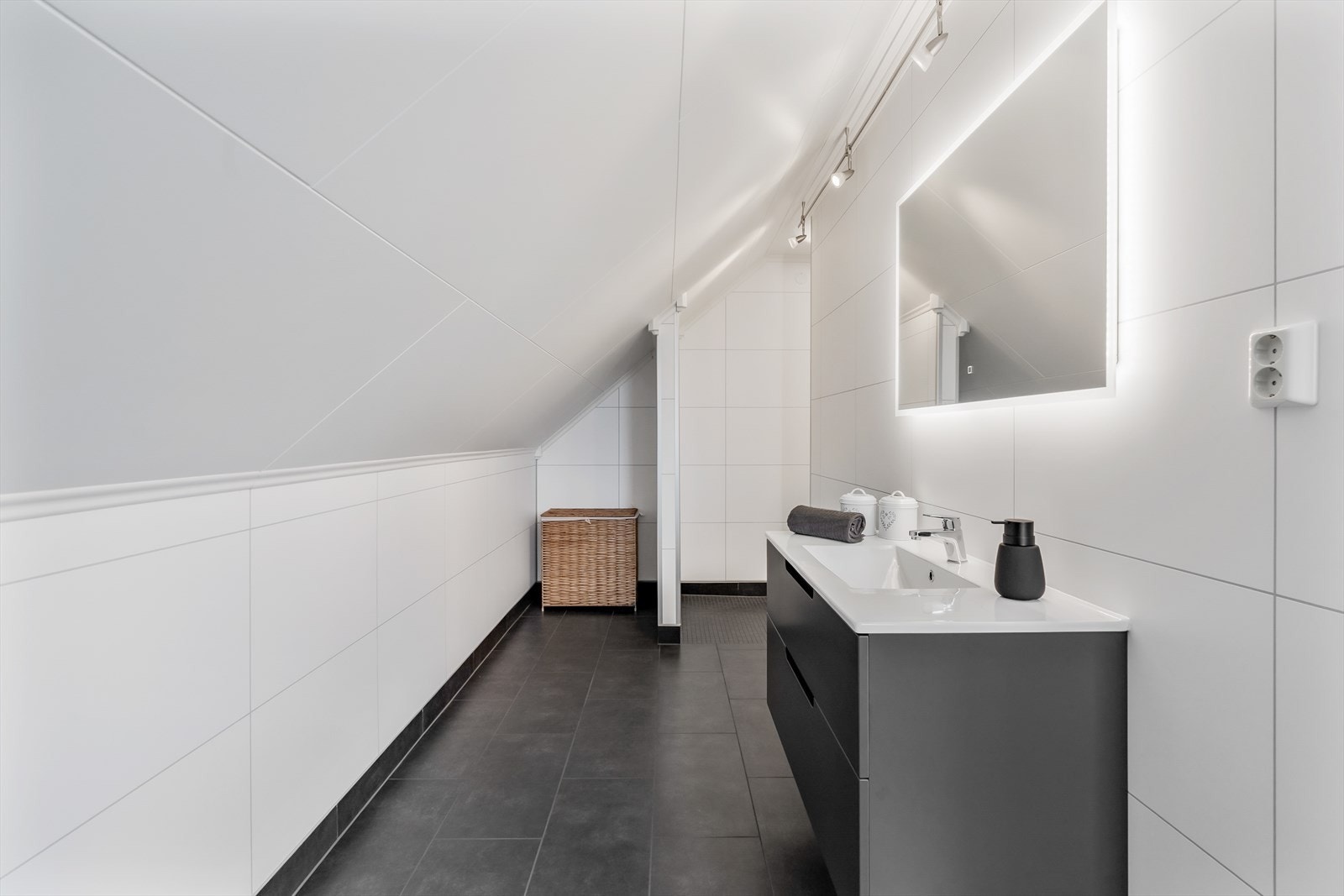 Rommet er utstyrt med en moderne servantinnredning, toalett og har opplegg for badekar. Galleribilde