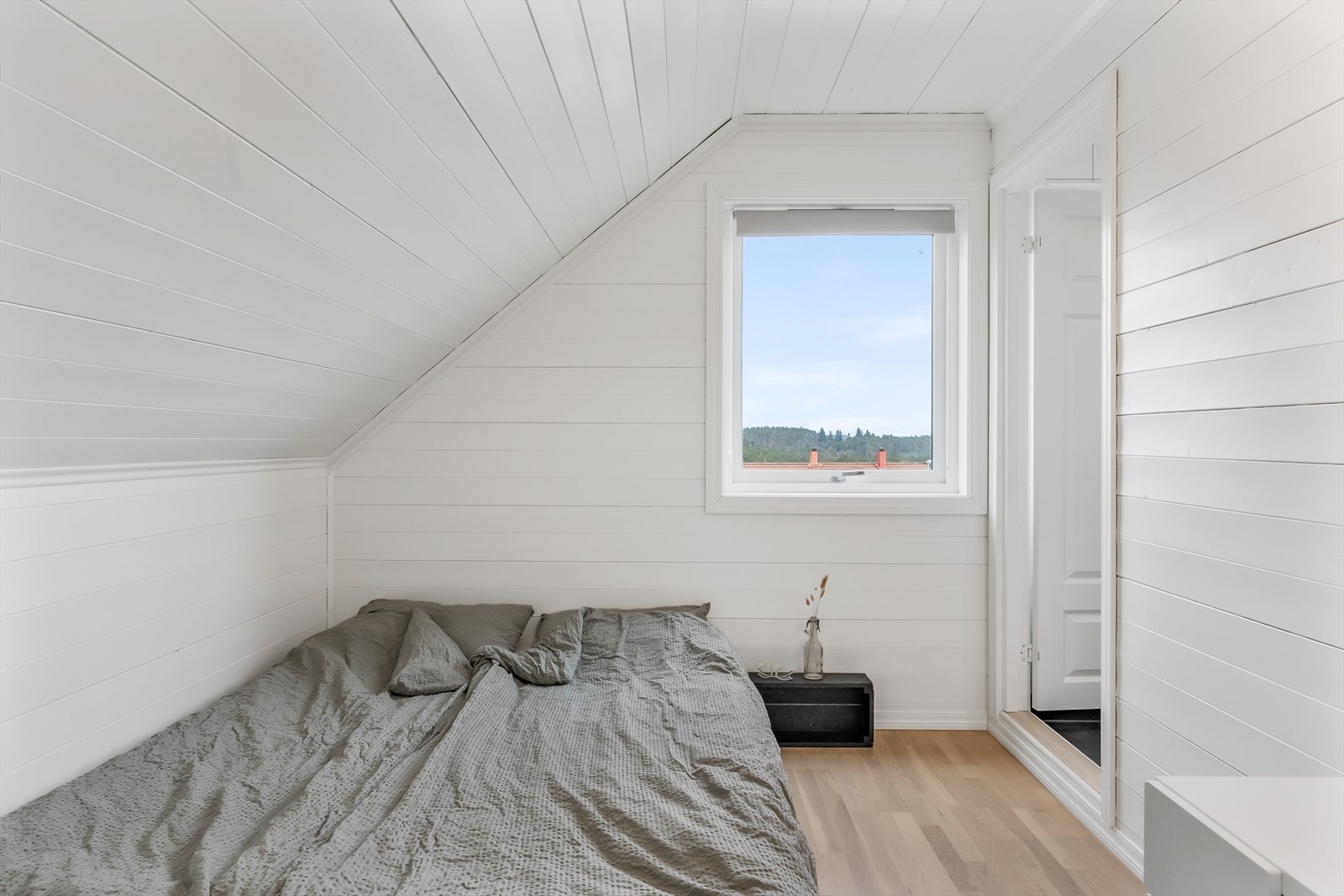 Lyst og trivelig rom med god plassutnyttelse under skråtaket med direkte inngang til bad. Galleribilde