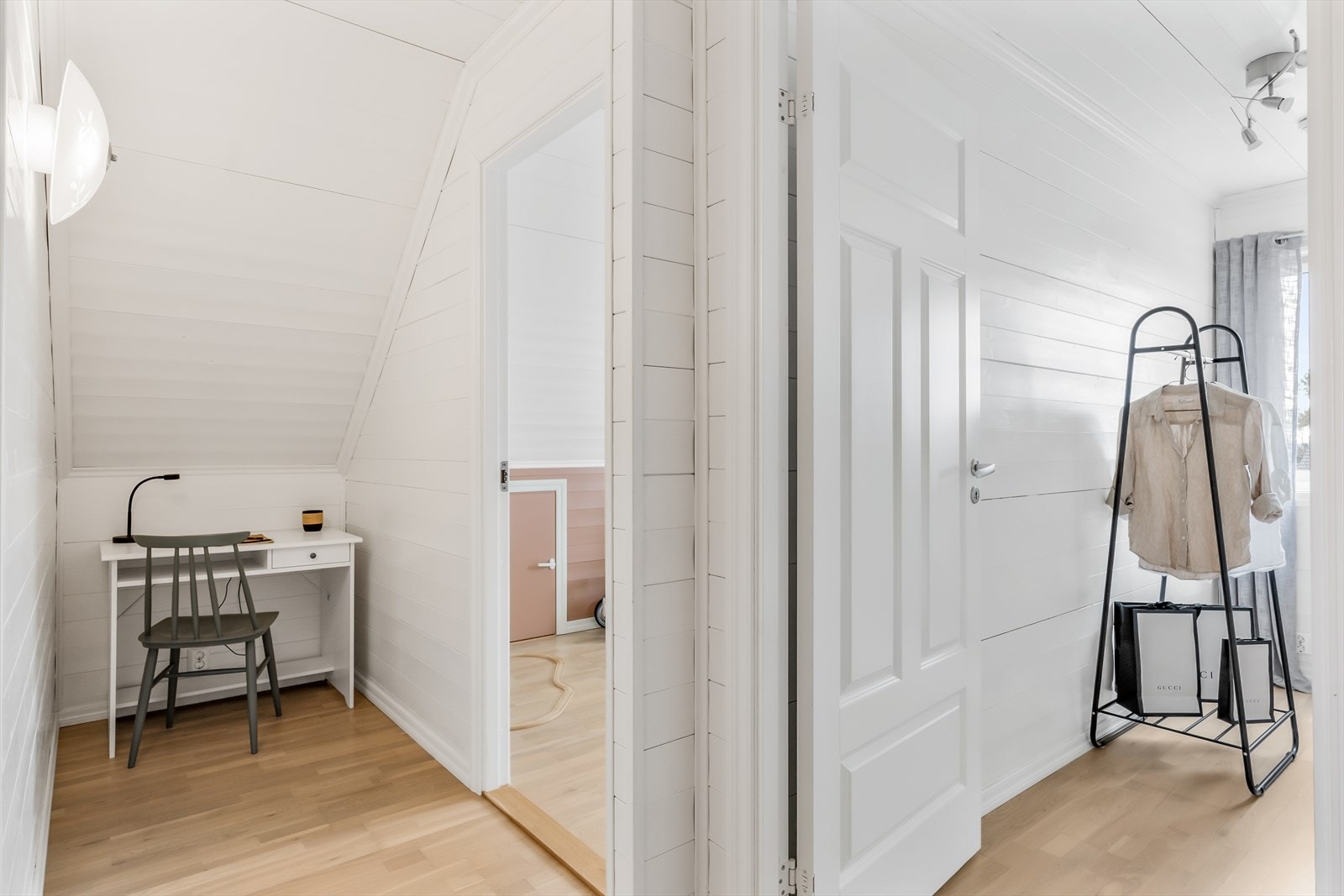Gjennomgående 3-stavs lys eikeparkett i hele loftsetasjen. Galleribilde
