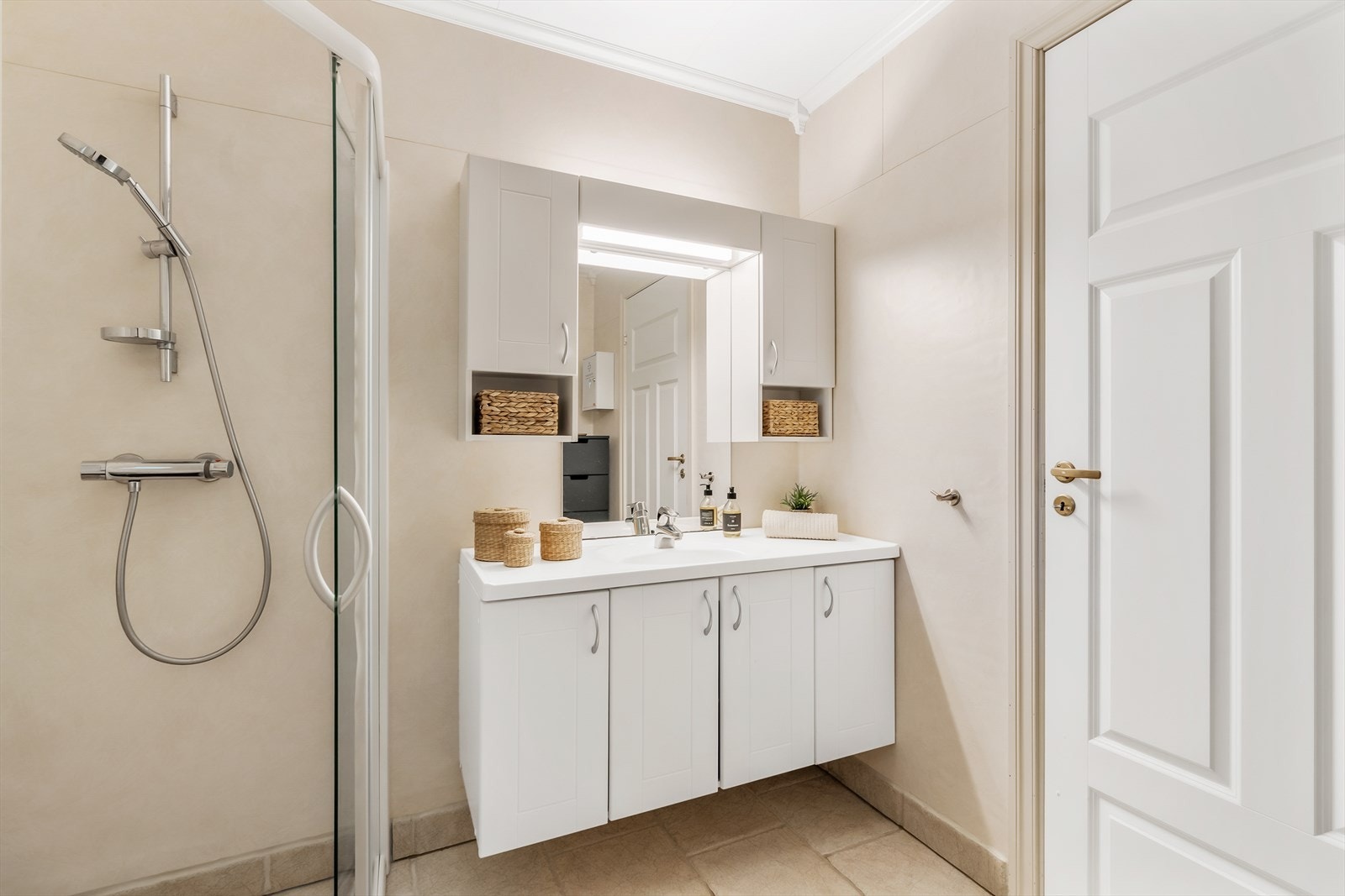 Badet har våtromstapet på veggene og mekanisk avtrekk for god ventilasjon. Galleribilde