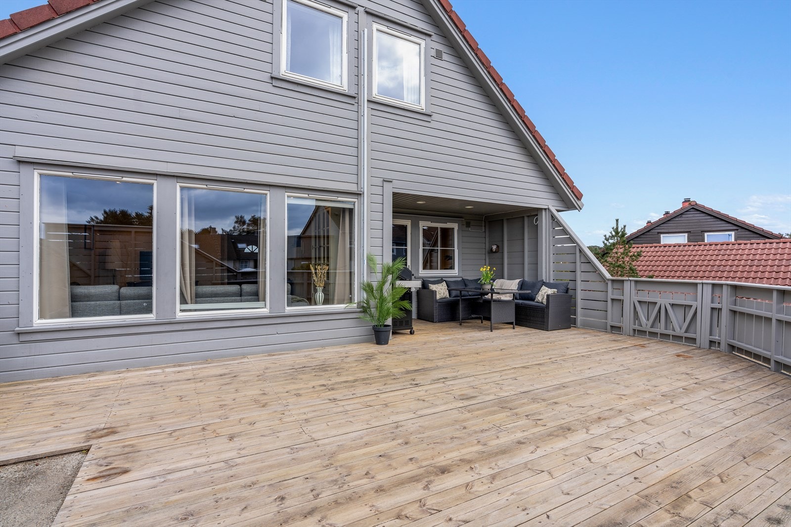 Boligen har en stor, vestvendt terrasse på ca. 50 m² med direkte fra kjøkken. Et usjenert uterom med rikelig av plass. Galleribilde