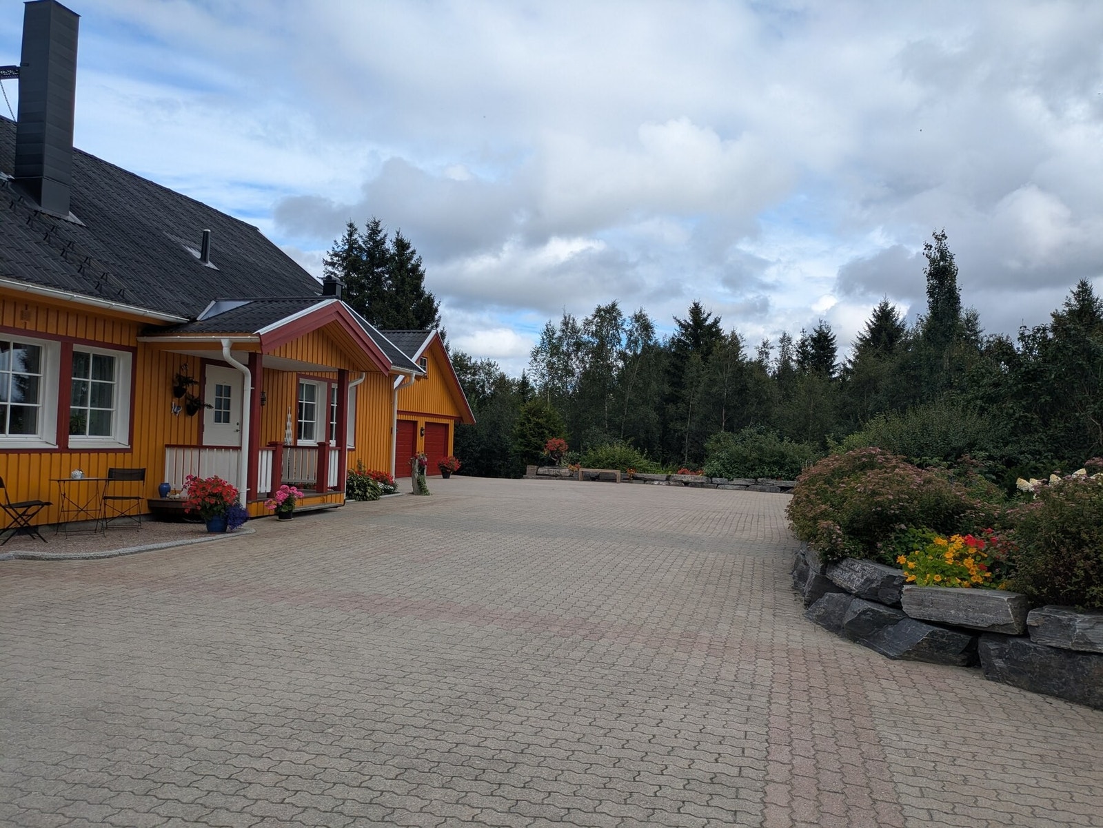 Steinbelagt gårdsplass med god plass til flere biler. Galleribilde