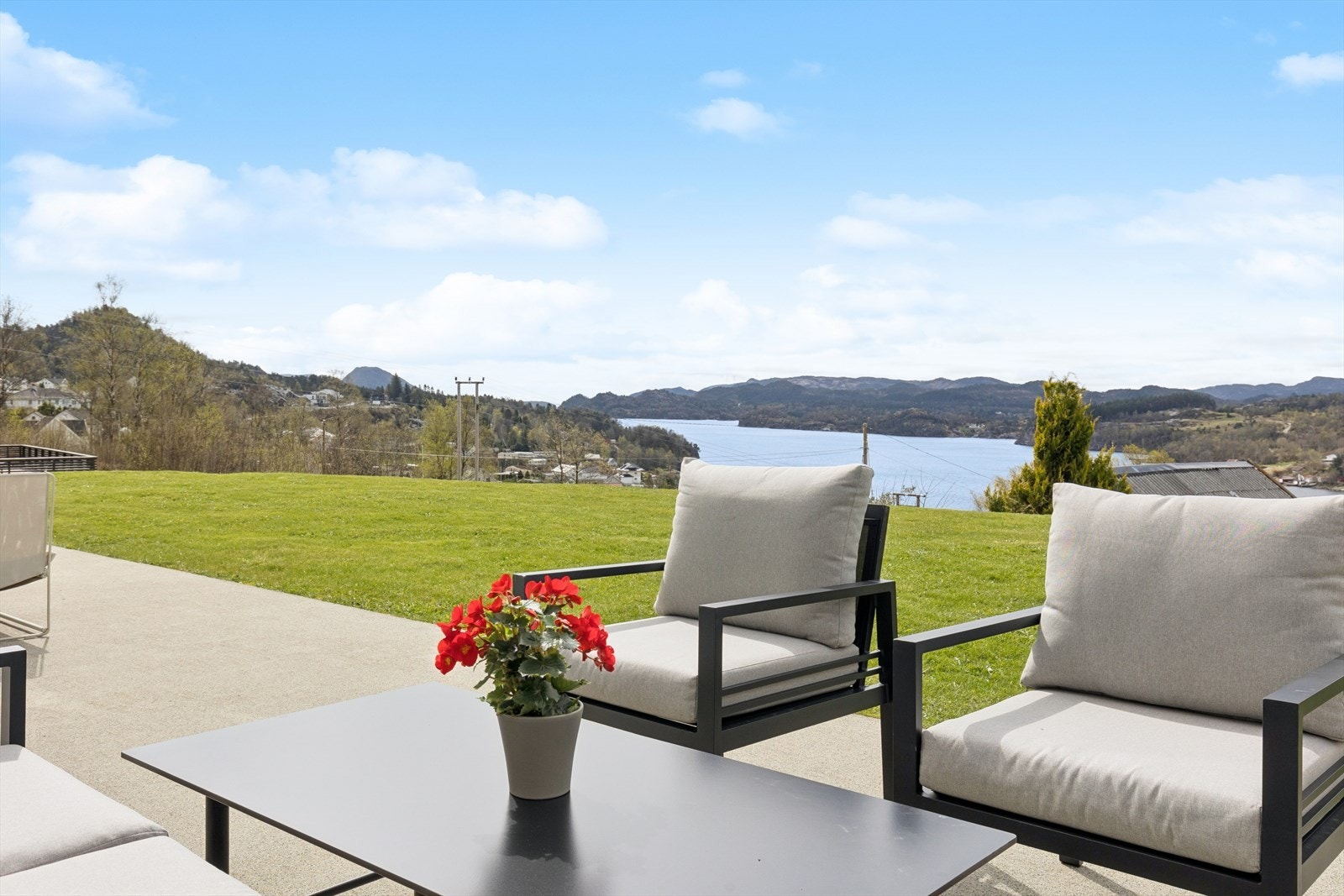 Utgang fra stue får du en romslig terrasseplatting og en frodig, flott hage. Her har man en åpen og fin utsikt! Galleribilde