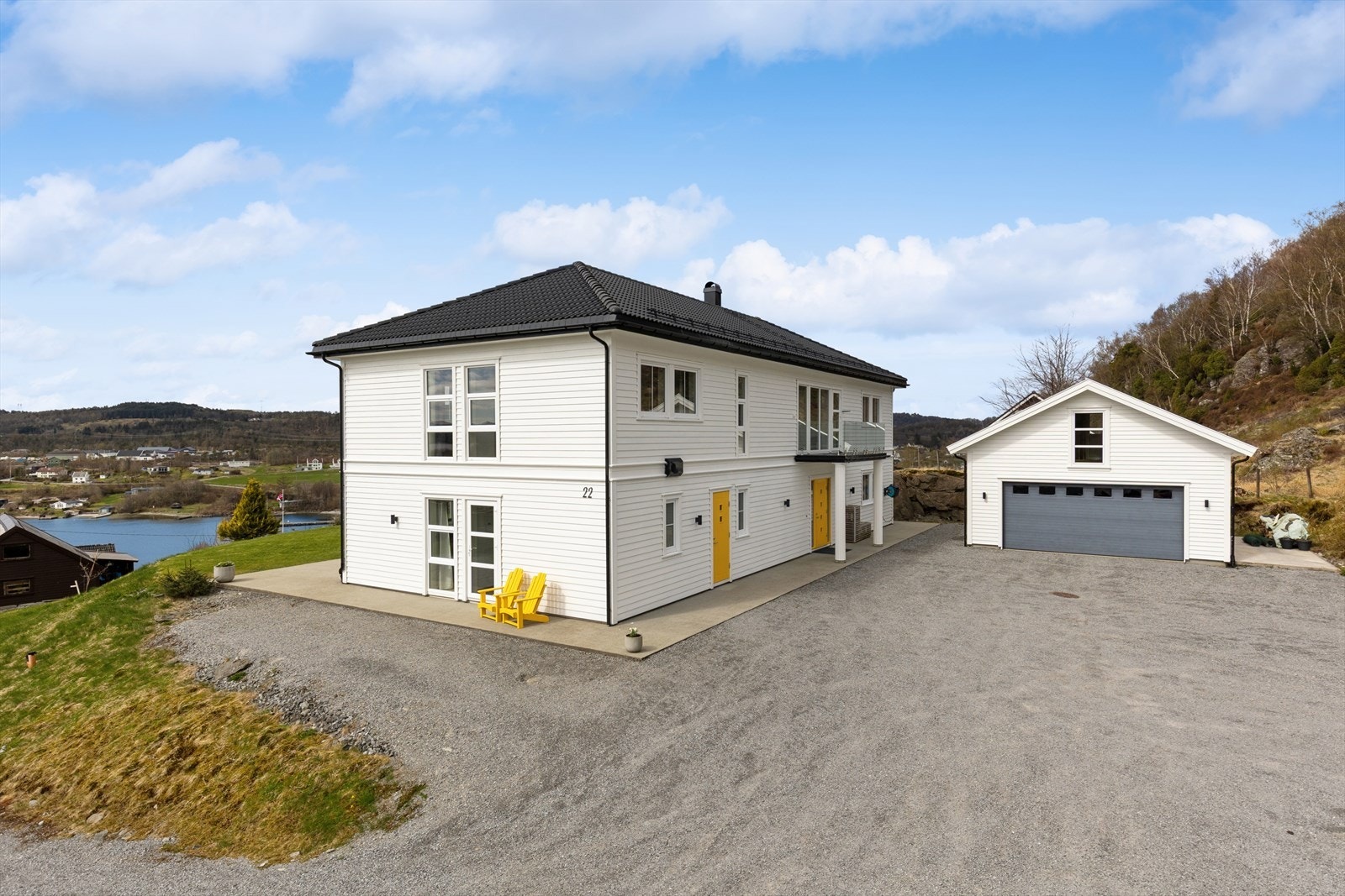 Med et samlet internt bruksareal på 292 m² og en stor, åpen tomt, gir eiendommen rikelig med plass for hele familien. Galleribilde