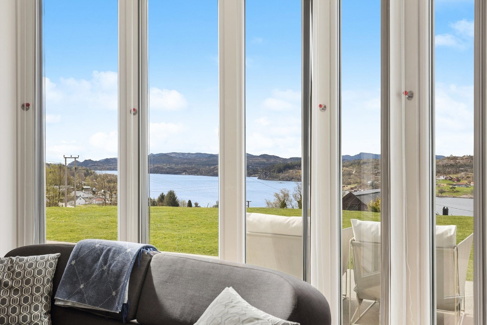 De store vinduene trekker utsikten og naturen inn i stuen. Galleribilde
