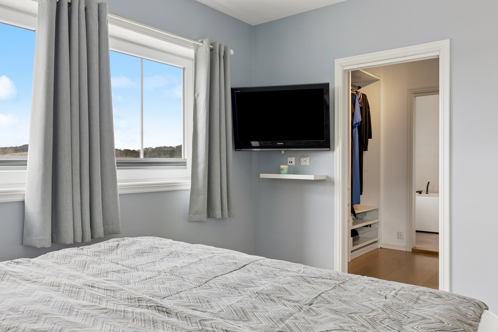 Fra hovedsoverom har du adkomst til en praktisk walk-in garderobe med gode oppbevaringsløsninger. Galleribilde