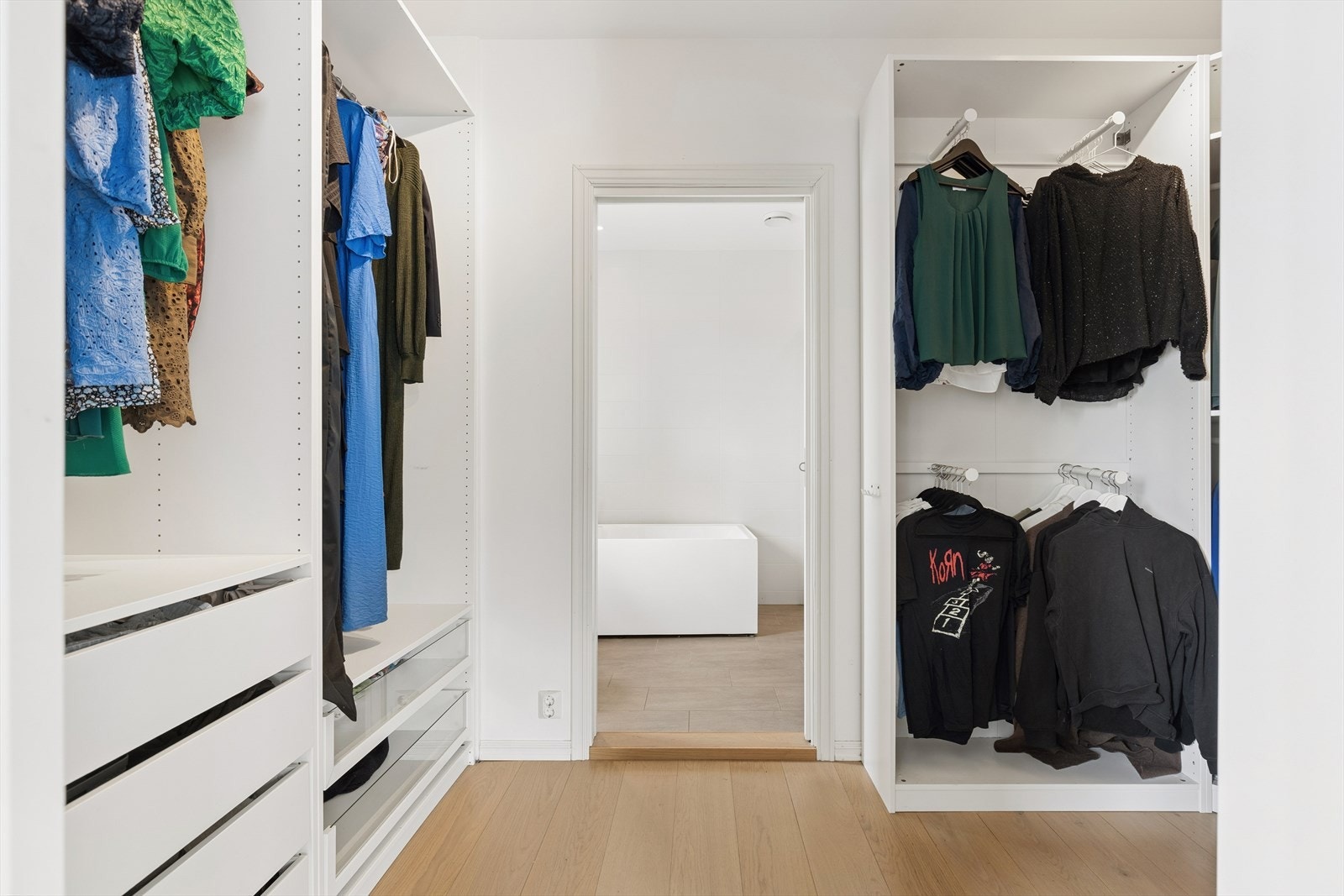 Romslig walk-in-garderobe med god plass til oppbevaring. Galleribilde