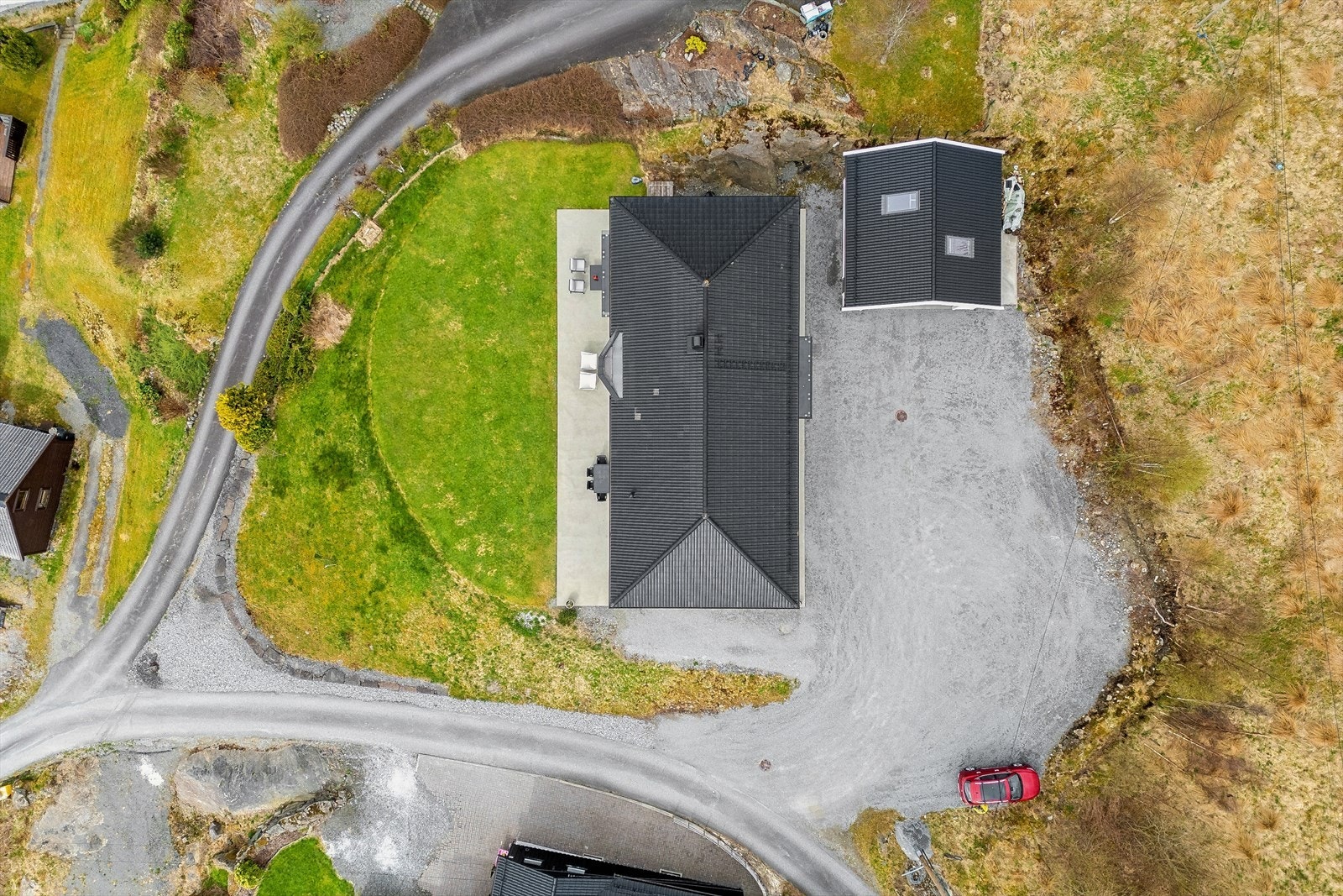 Oversiktsbilde som viser boligens plassering på tomten, med stor gårdsplass og hage. Galleribilde