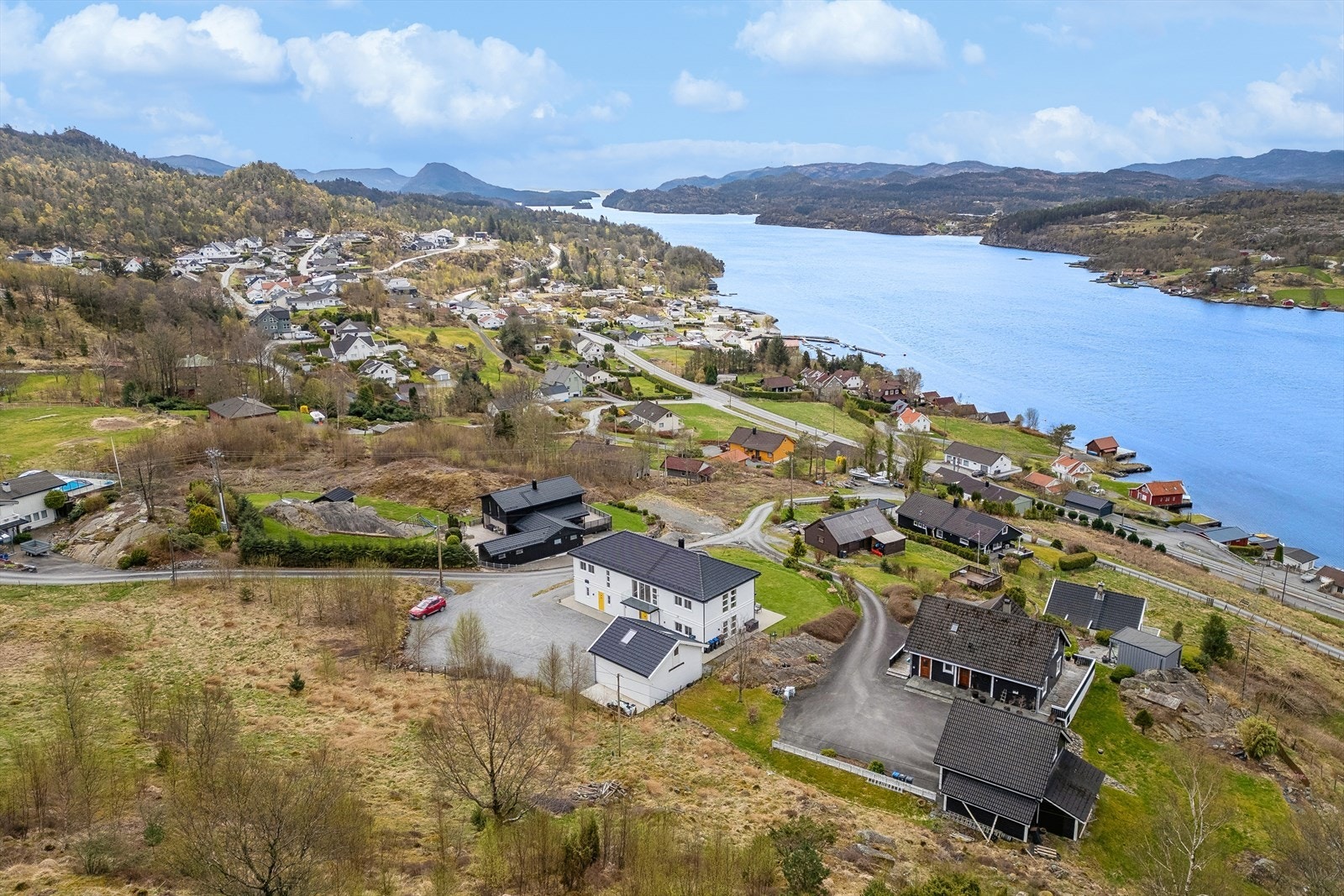 Med en høy og fri beliggenhet i Bjørkebakkane, bor du med en storslått utsikt over det omkringliggende landskapet og Skjoldastraumen. Galleribilde