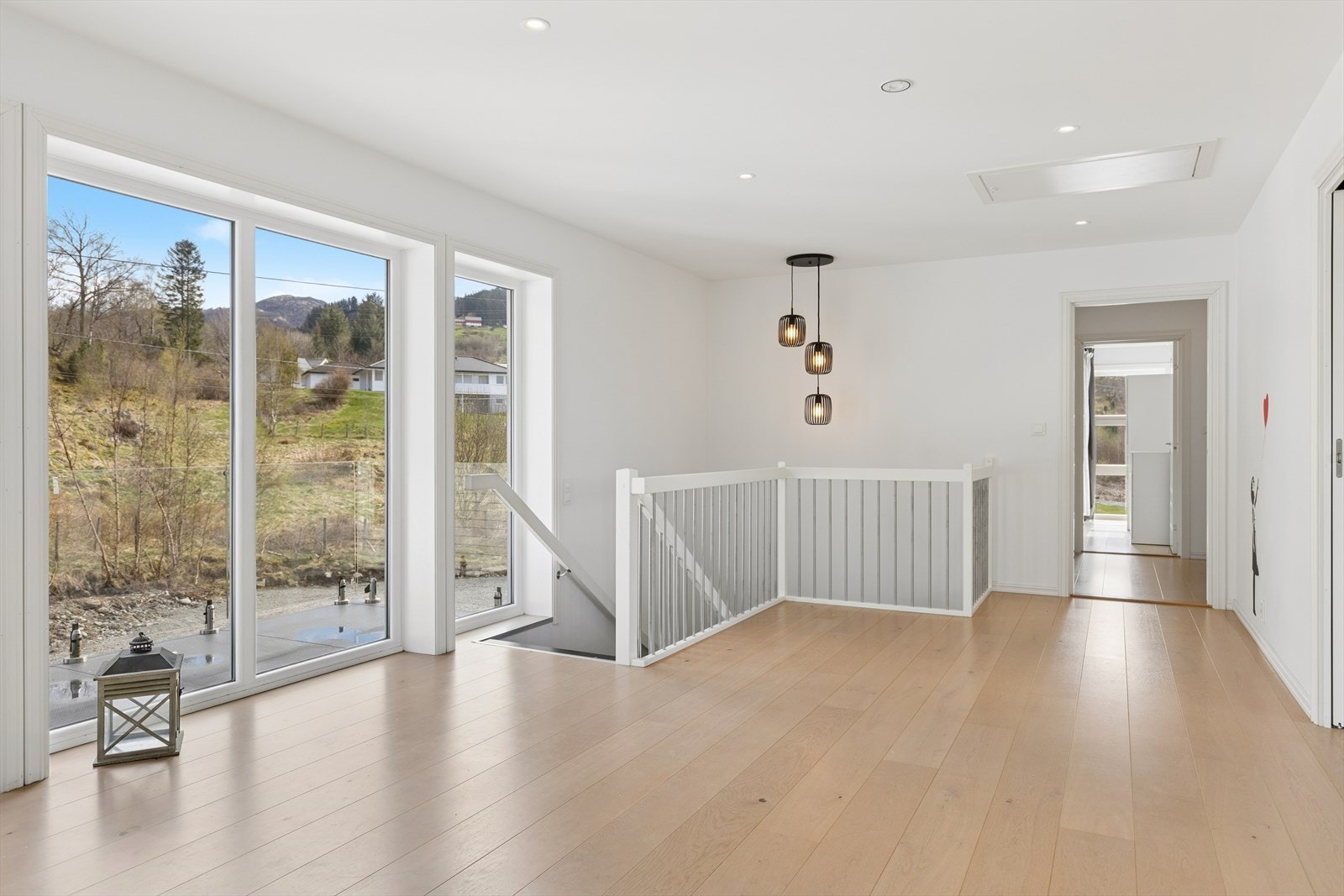 Opp trappen kommer du til en lys og åpen hall som leder videre til etasjens stue og soverom. Galleribilde