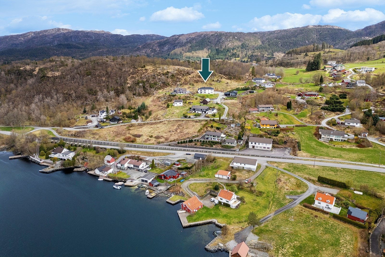 Det er kort vei ned til sjøen og servicetilbud som Coop Prix, som ligger en 8 minutters gange unna. Galleribilde