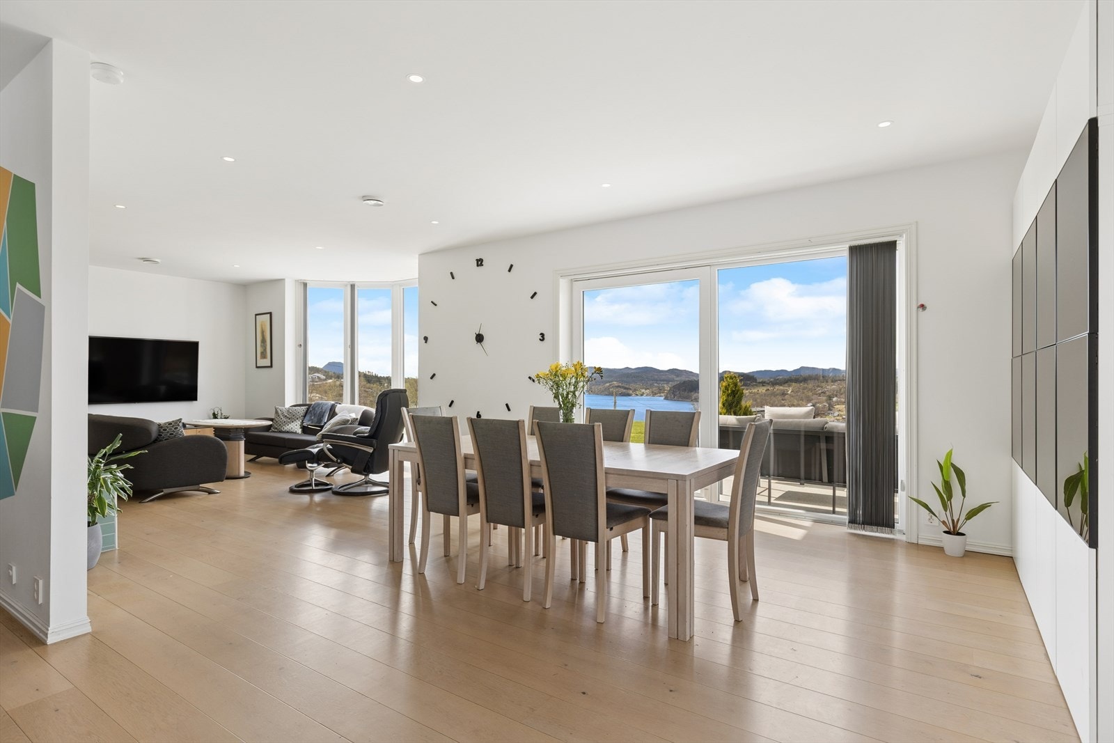 Fra spisestuen er det direkte utgang til den store markterrassen på 37 m² via en skyvedør. Galleribilde