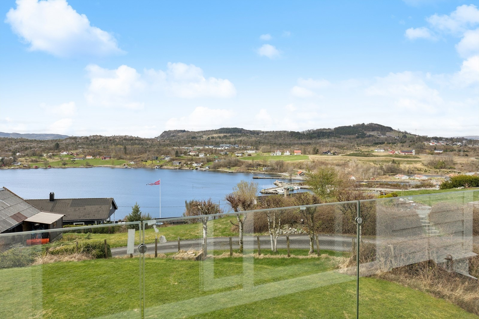 Fra balkongen i andre etasje har man god oversikt over nærområdet og fjorden. Galleribilde