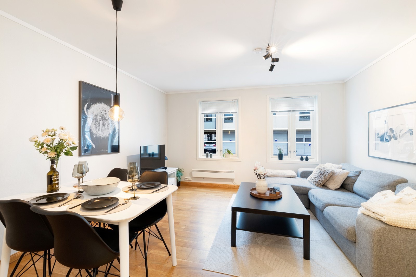 Romslig stue med plass til sofagruppe og spisebord. Galleribilde