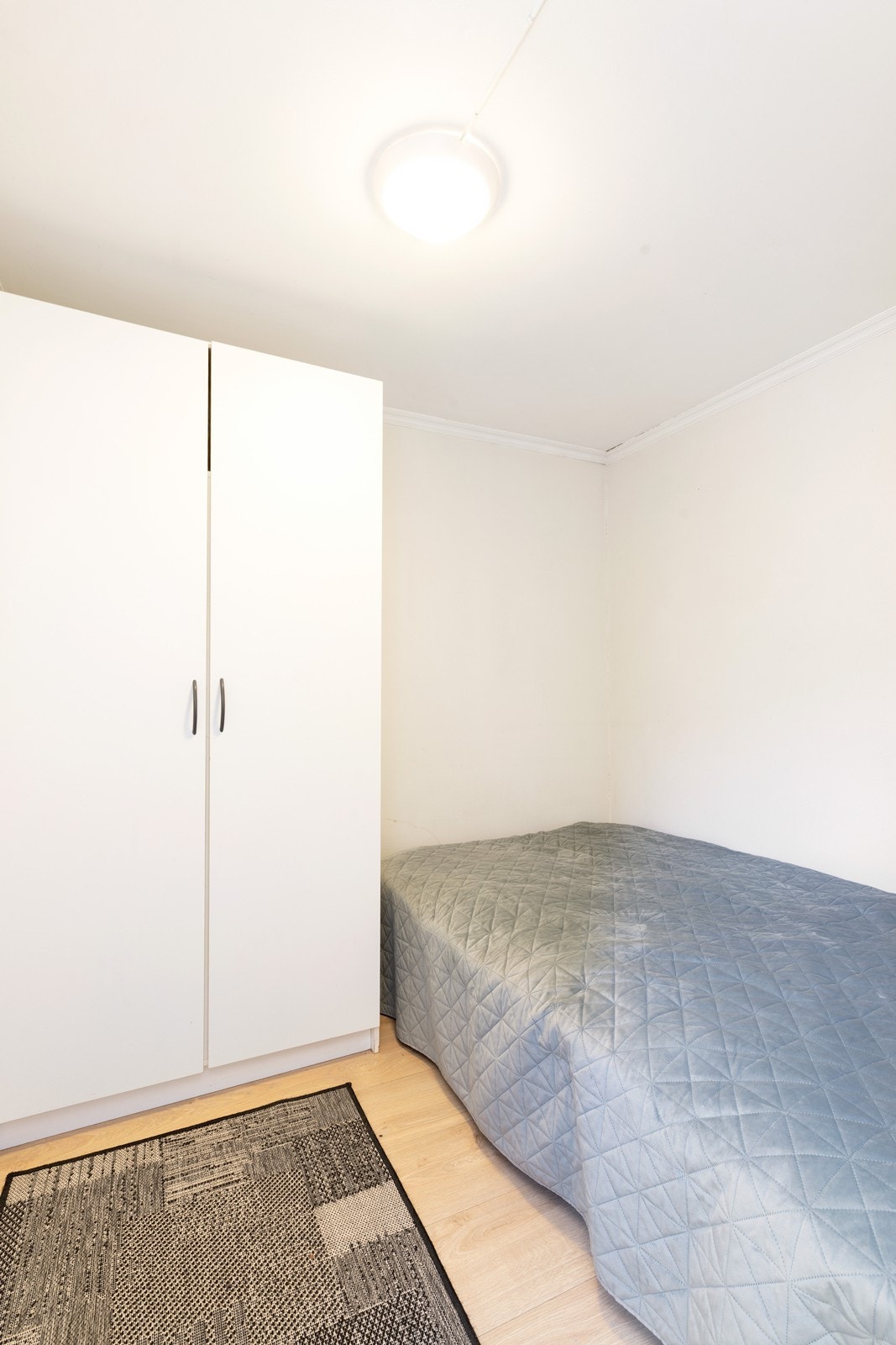 Tilleggsdel: Innredet soverom med plass til seng og skap. Soverommet er opprinnelig godkjent som wc/dusj, og regnes dermed ikke som godkjent til varig opphold/beboelse. Galleribilde