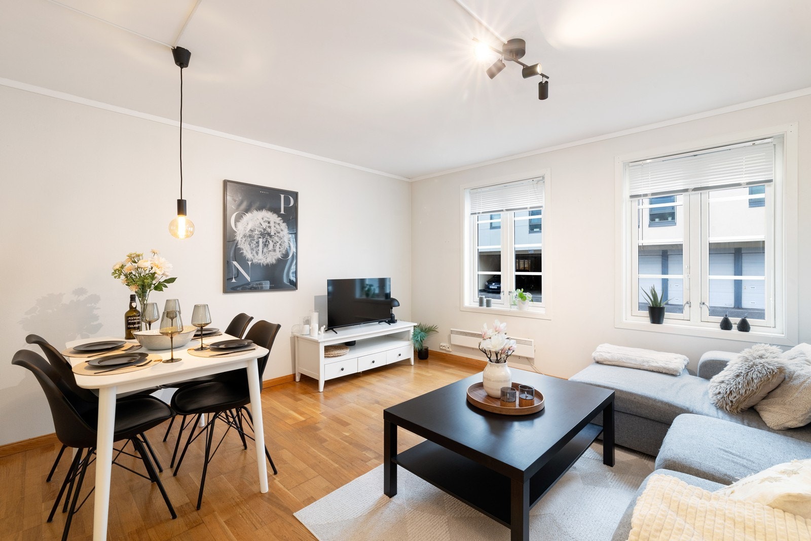 En flott og lys 3-roms med stor stue og med tilhørende tilleggsdel i bakgård. Galleribilde