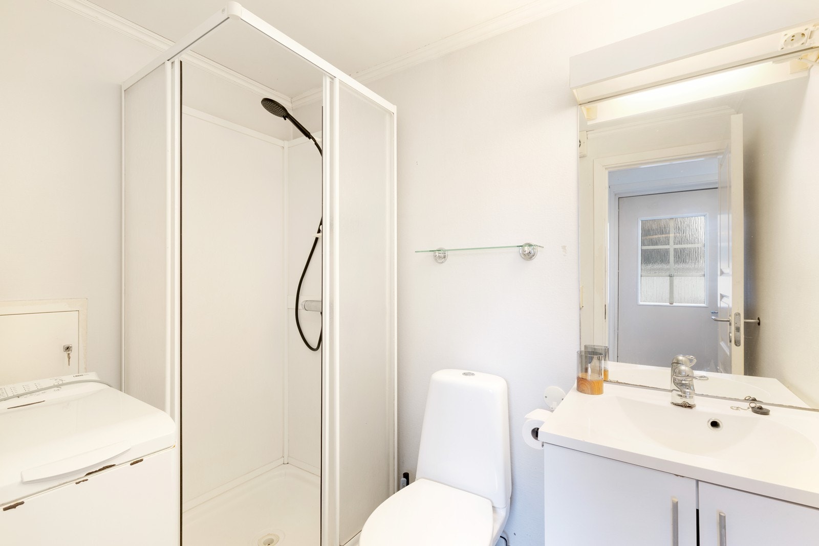 Tilleggsdel: Flislagt bad med varme i gulv. Badet inneholder toalett, dusjkabinett, servant opplegg til vaskemaskin. Galleribilde