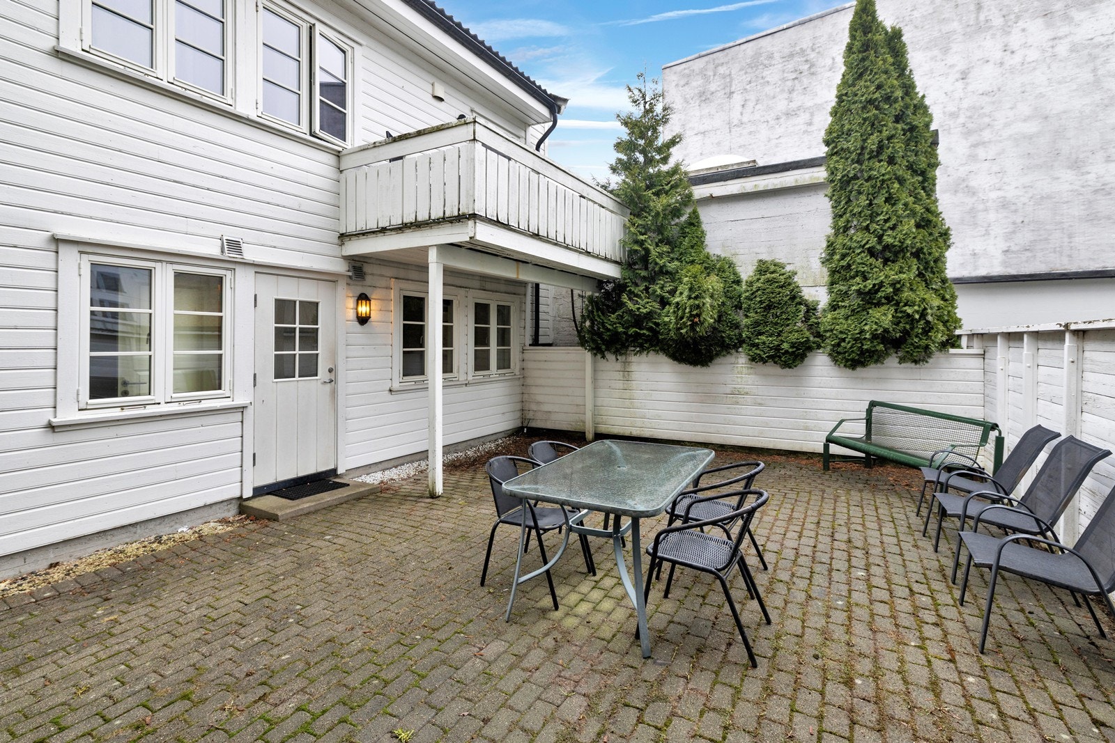 Felles bakgård som deles med 3 leiligheter + tilleggsdeler. Galleribilde