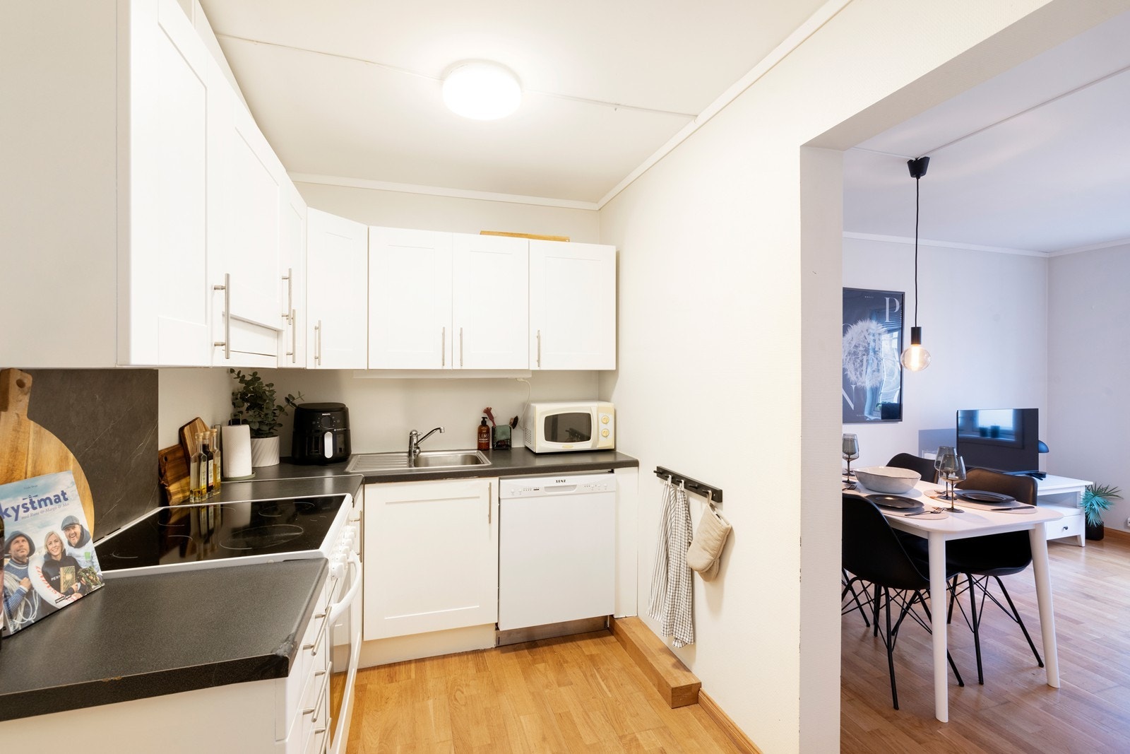 Kjøkken fra IKEA med hvitevarer. Medfølger gavekort kjøkkenfornying på 5.000,- fra selger. Galleribilde