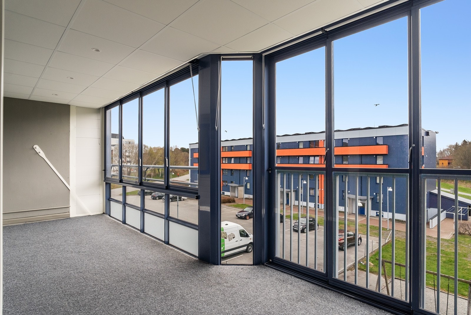 Fra stuen er det utgang til flott innglasset balkong Galleribilde