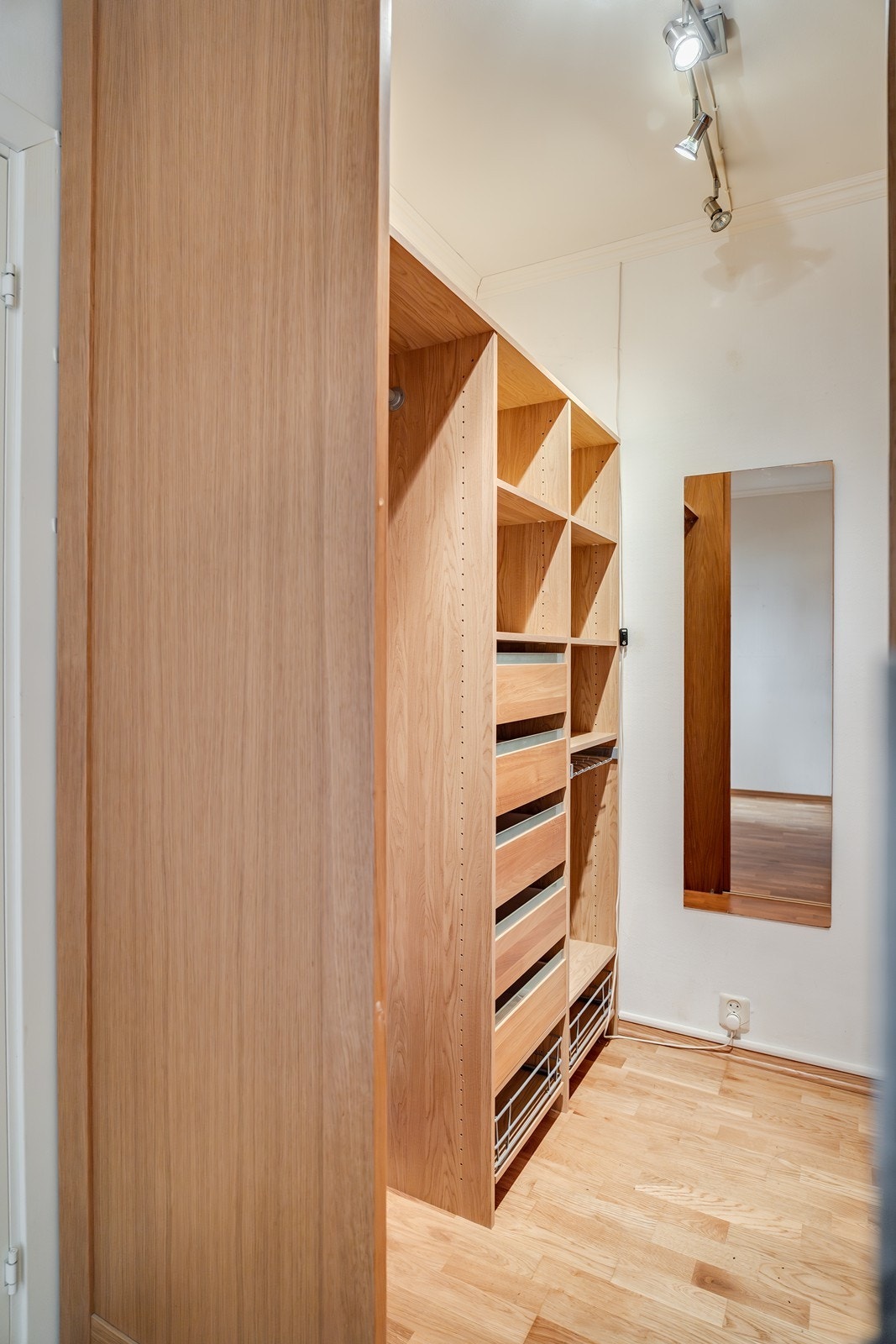 Meget praktisk innredning i walk-in garderobe med gode oppbevaringsmuligheter. Adkomst fra gangen. Galleribilde