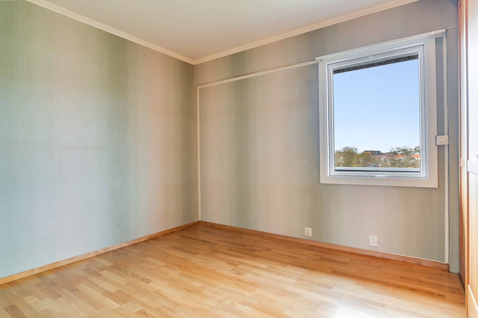To soverom av god størrelse, hvorav det ene er innredet med skyvedørsgarderobe - soverom nr. 1 Galleribilde