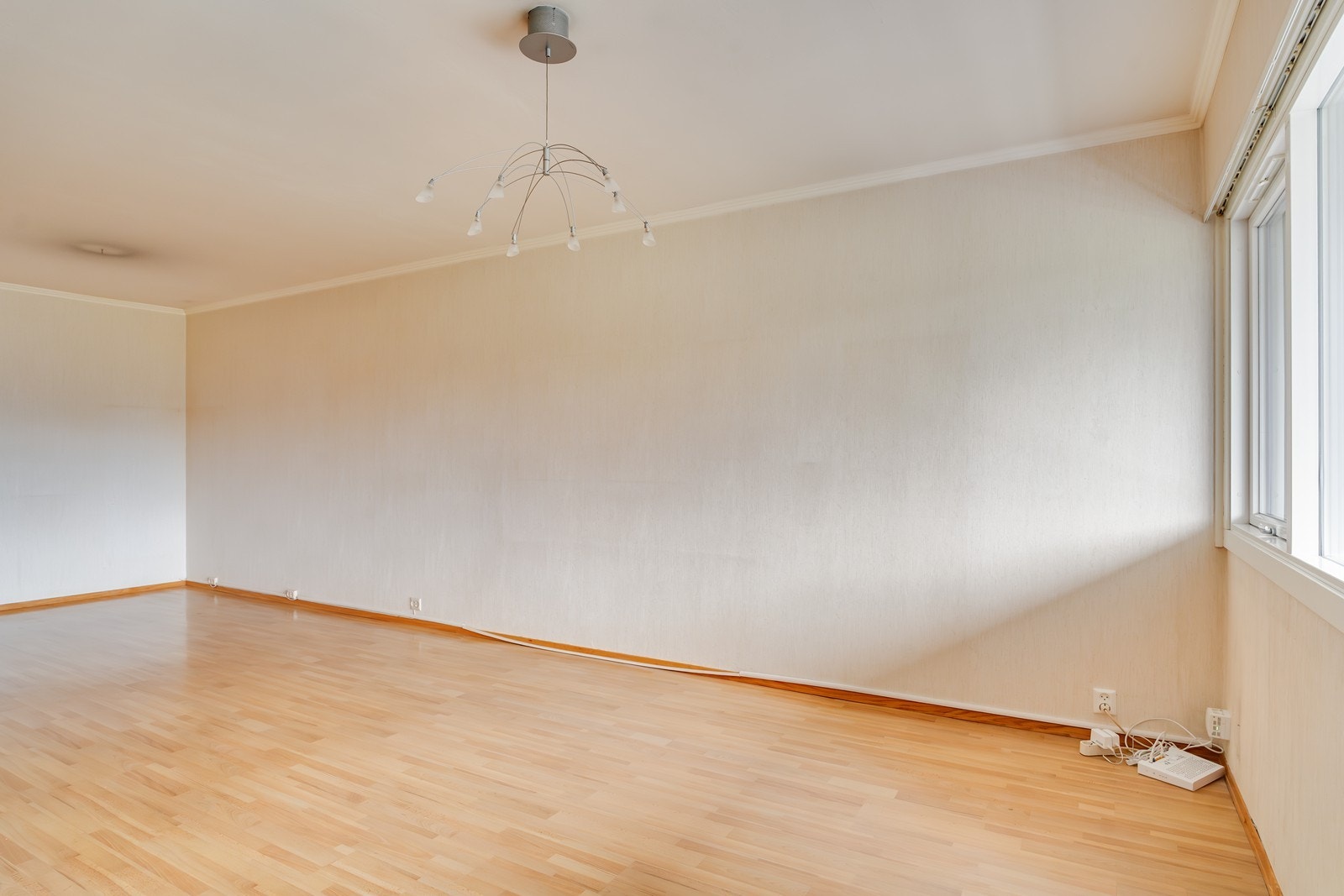 Stuen har god plass til både sofakrok og spisestue Galleribilde