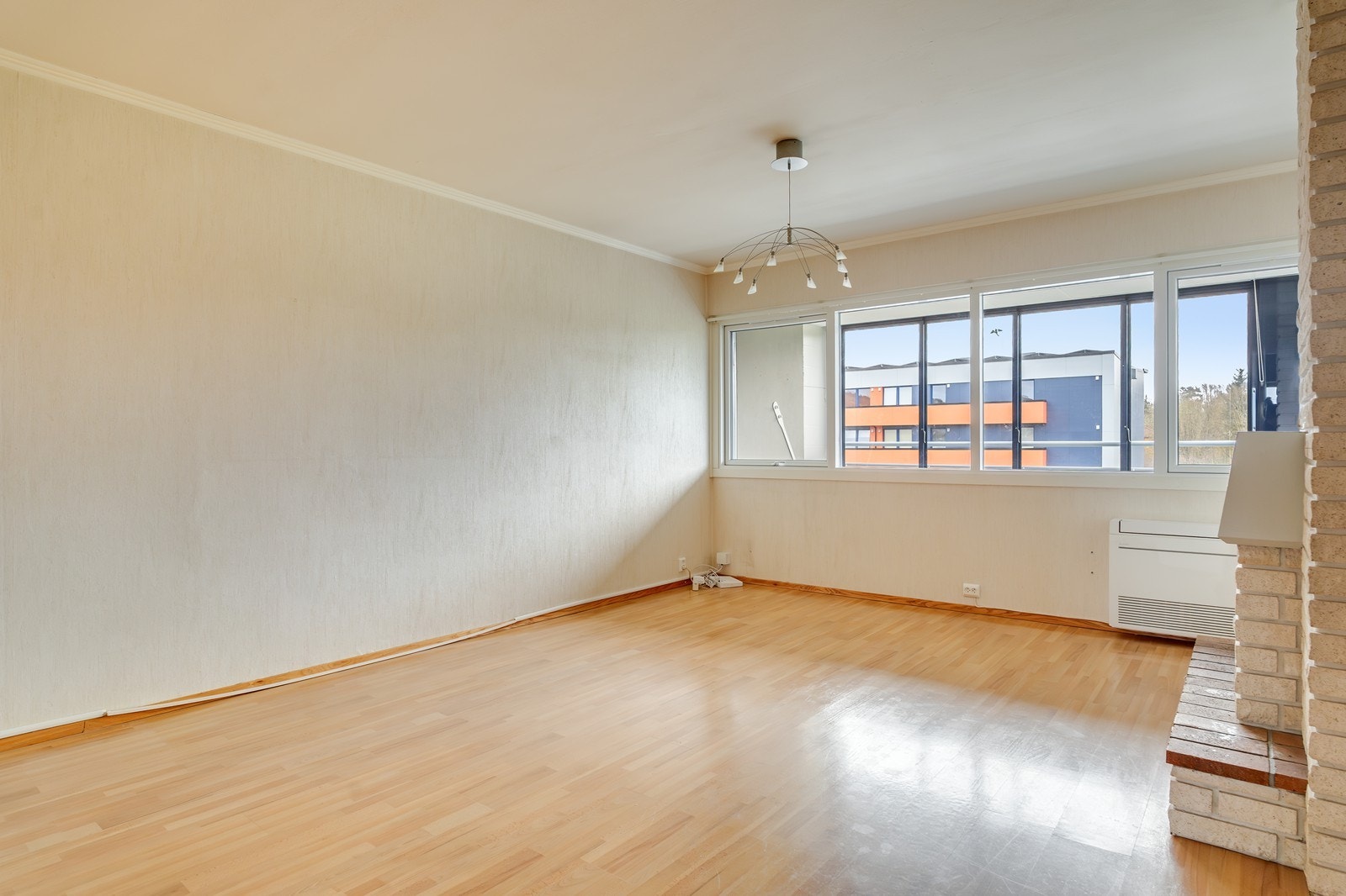 Lys og romslig stue med rikelig lysinnslipp fra flere vindusflater. Fra stuen er det utgang til en stor, innglasset balkong Galleribilde