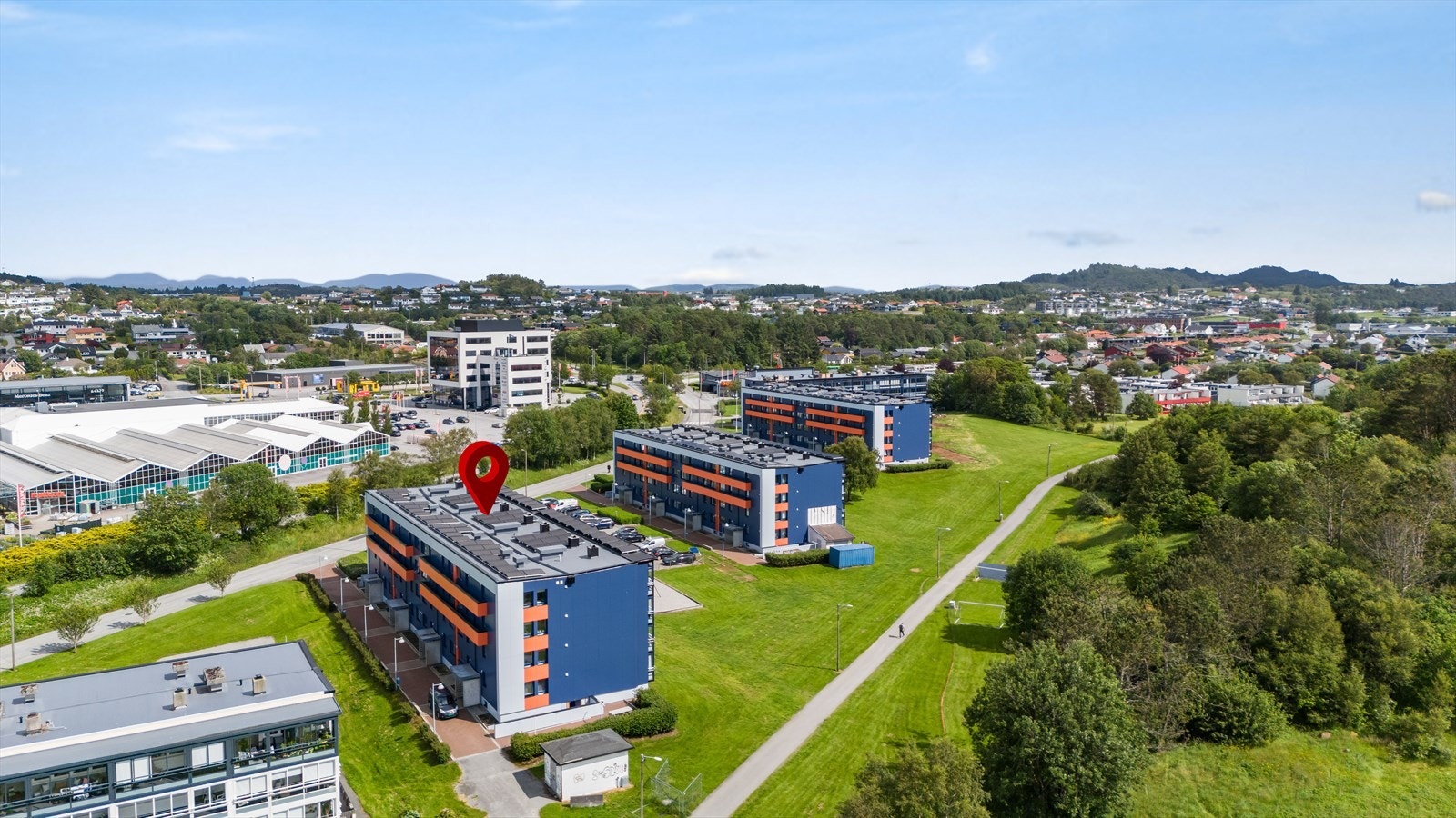 Sentral beliggenhet i Søre bydel av Haugesund. Her har man bl. a. gangavstand til matbutikker som Coop Extra og Rema 1000, samt treningsenteret Boost Galleribilde