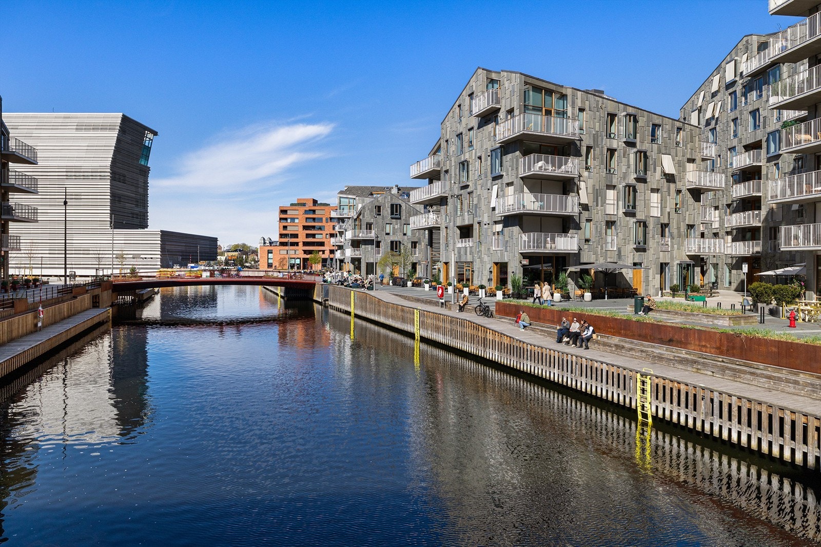 Her bor du tett på vannet og pulsen i byen Galleribilde