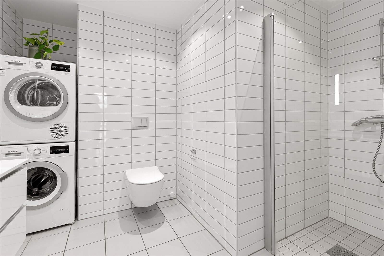 Nisje for vaskemaskin og tørketrommel på badet Galleribilde