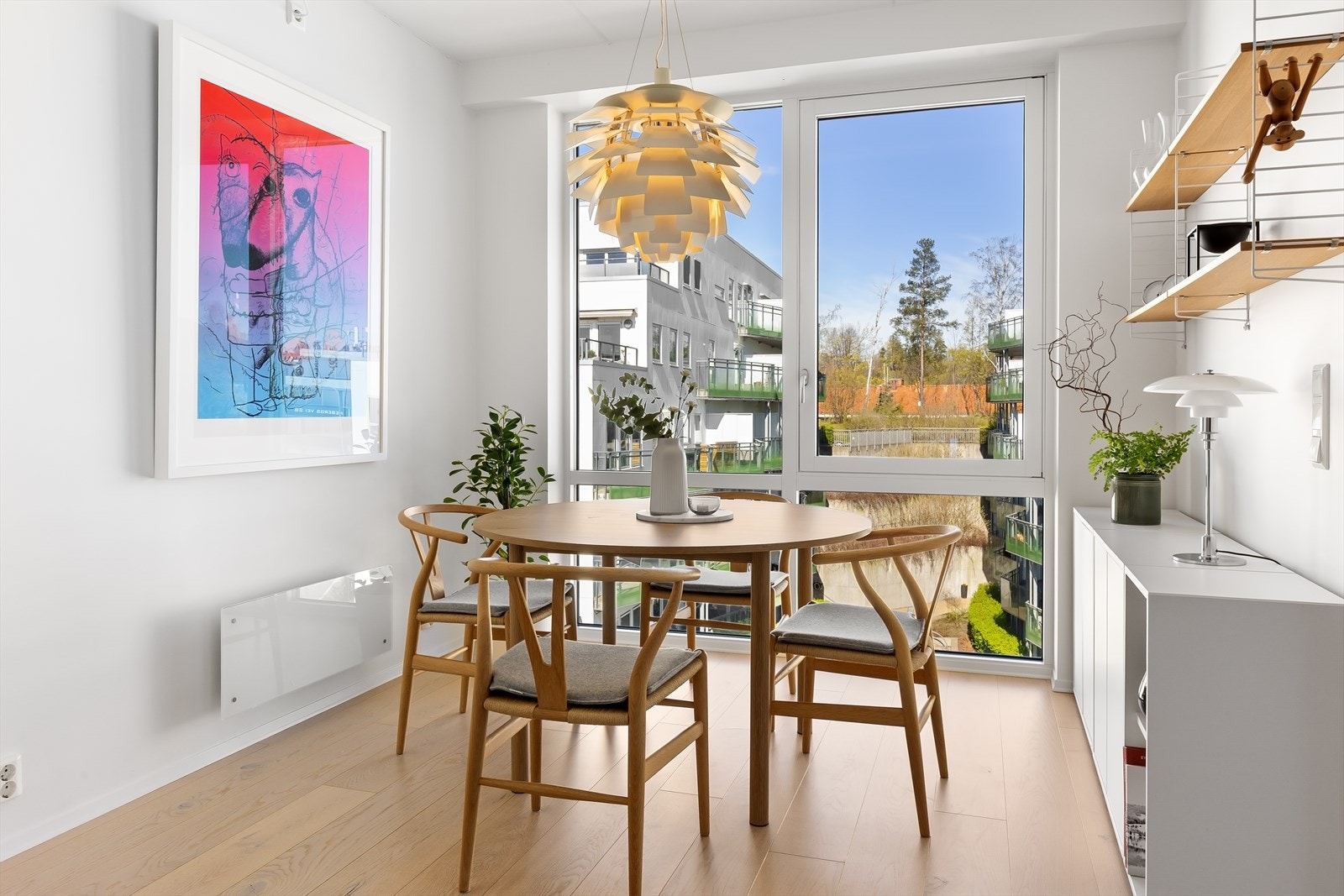 Spisestue med god plass til langbord for sosiale anledninger Galleribilde
