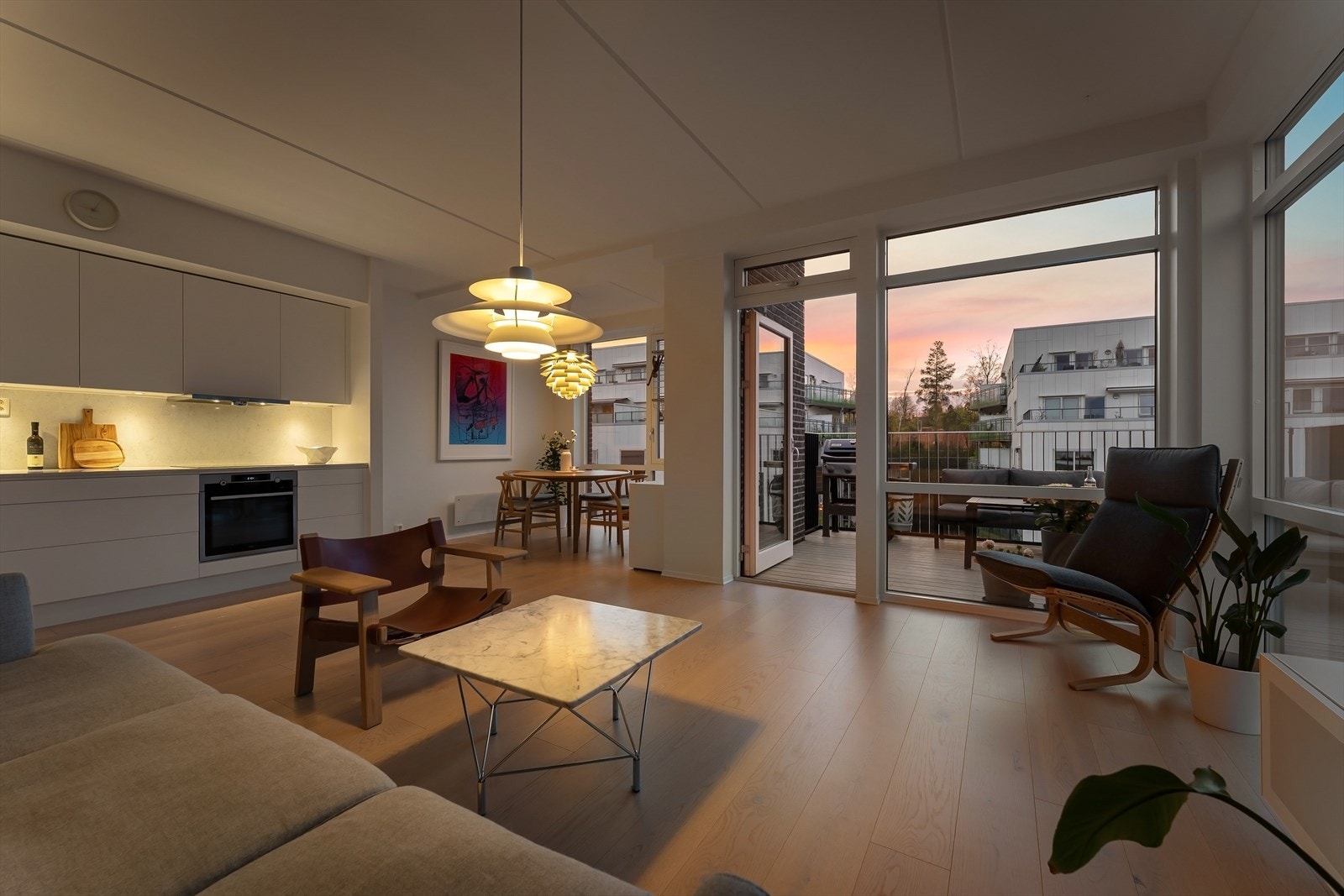 Terrassen fungerer som en fin forlengelse av stuen i sommermånedene Galleribilde