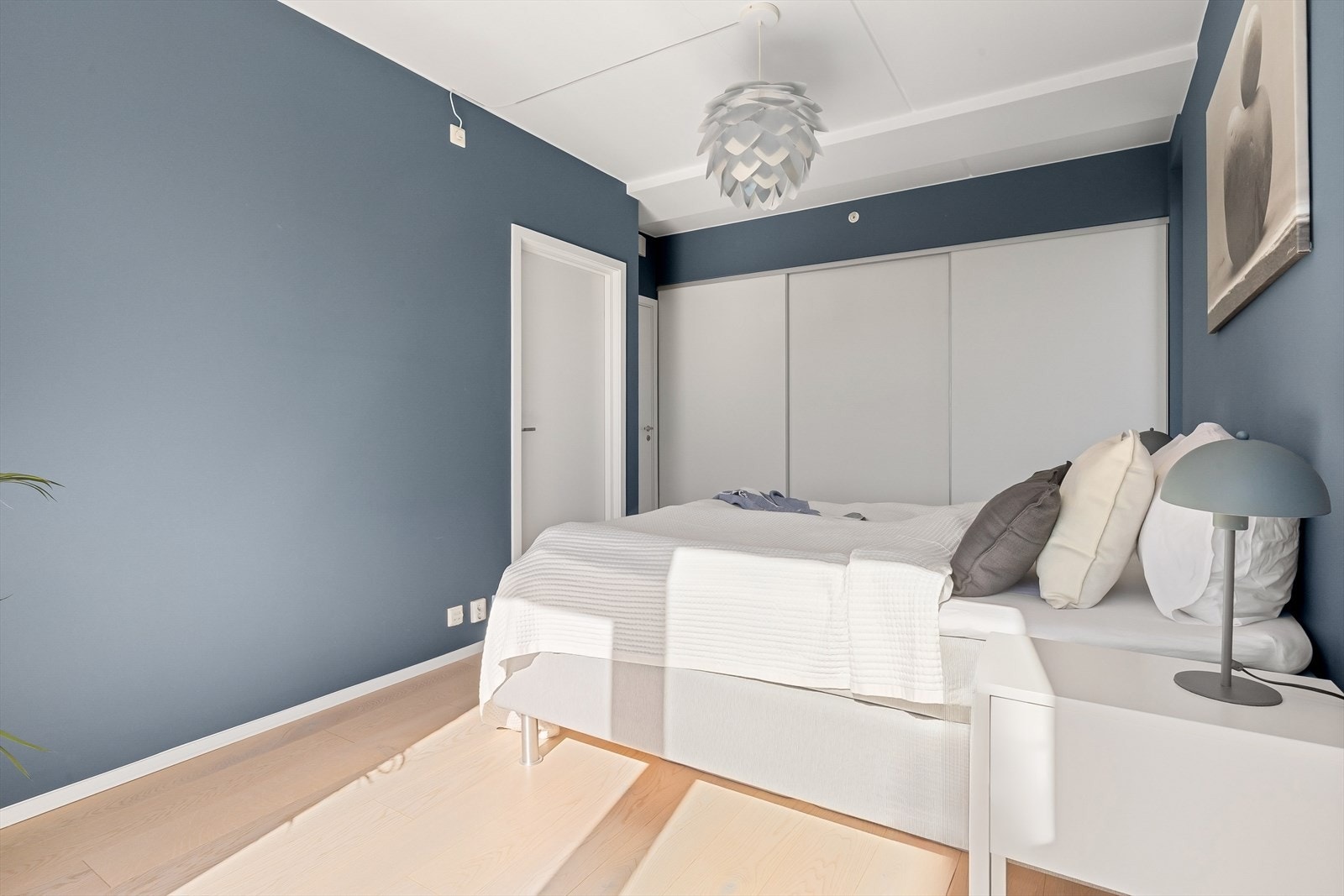 Store skyvedørsgarderobe på hovedsoverom Galleribilde