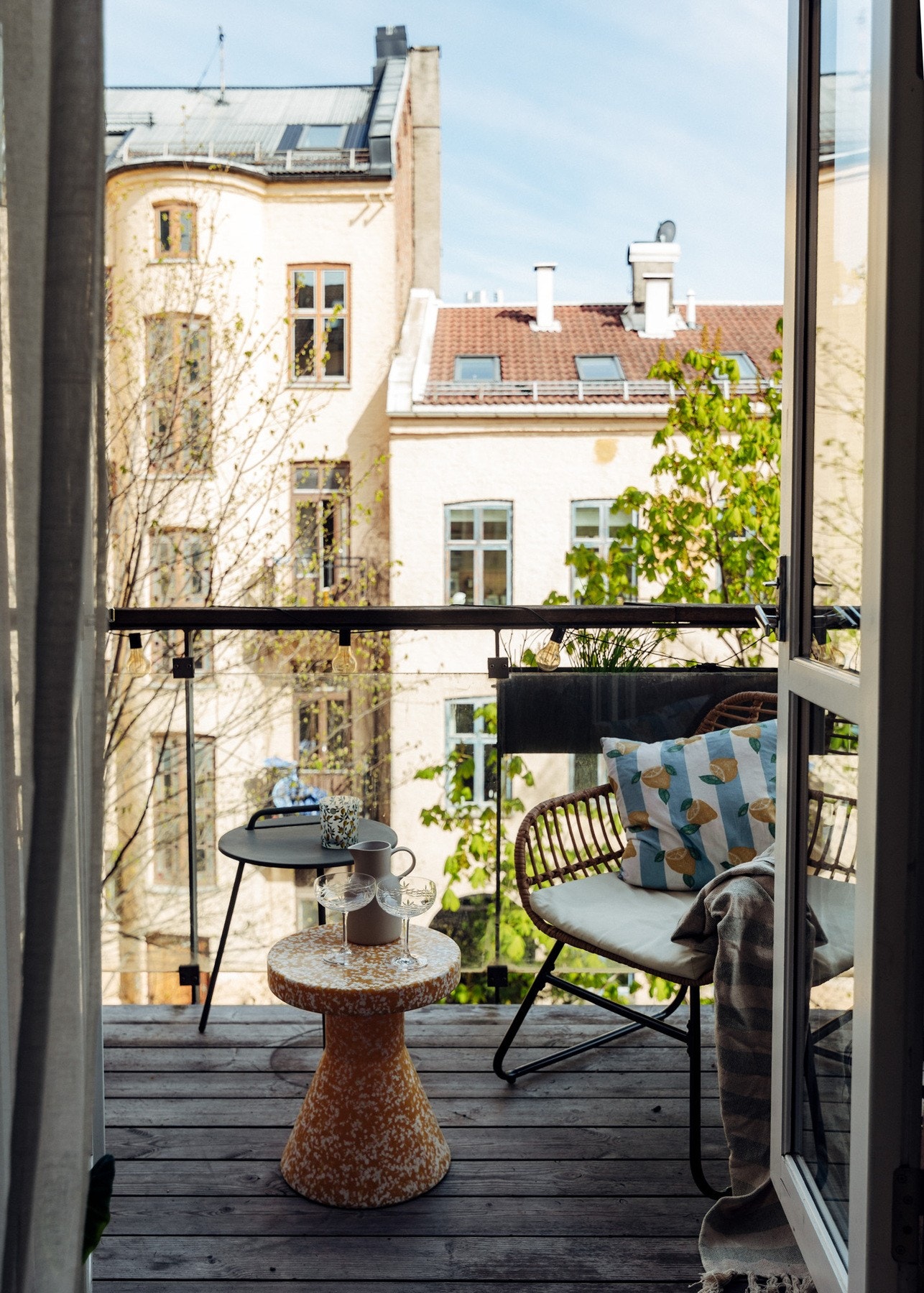 Balkongen har plass til sittegruppe og beplantning, og vender også mot den rolige bakgården. Galleribilde