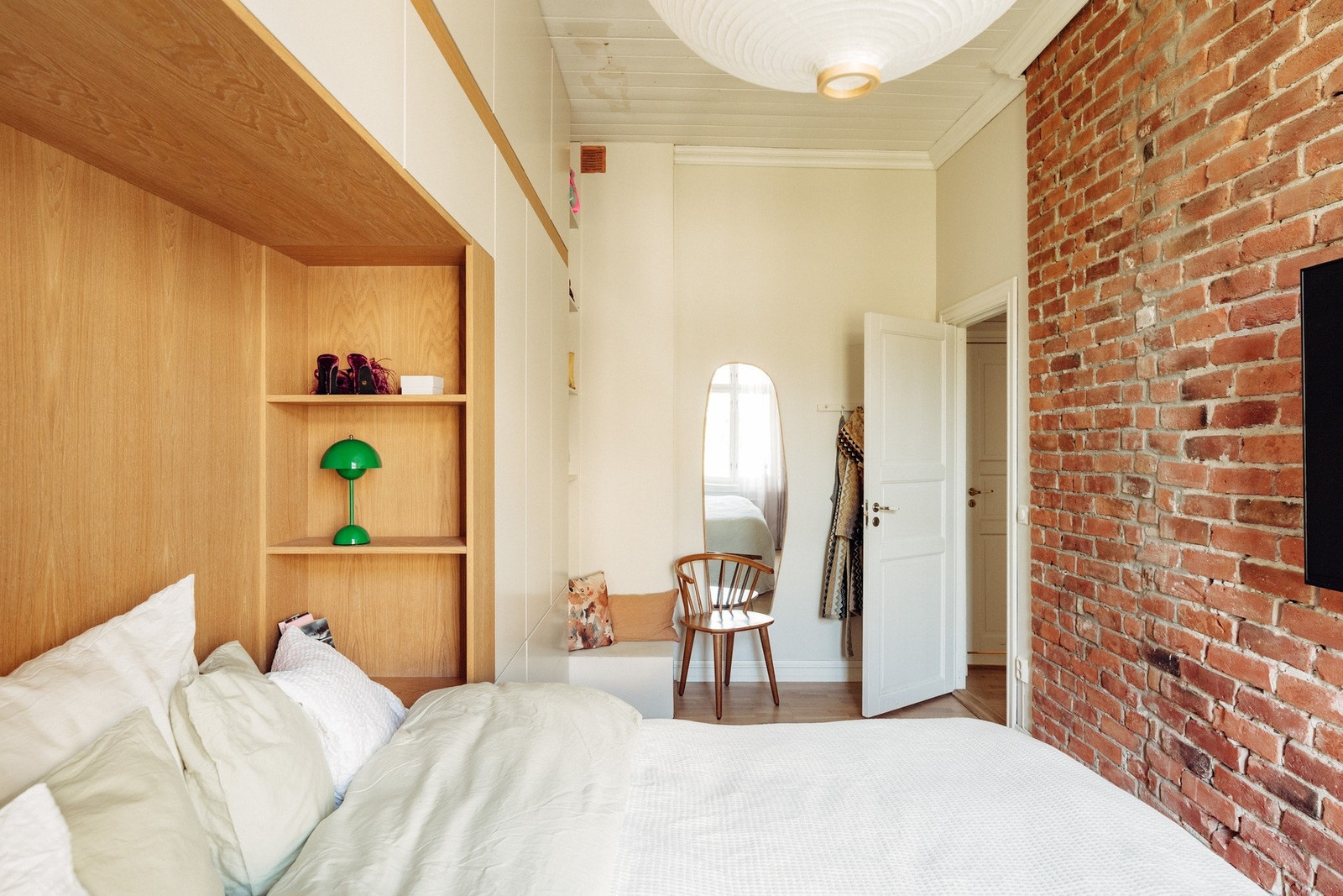 Store vindusflater slipper inn rikelig med dagslys, og rommet vender mot rolig bakgård. Galleribilde