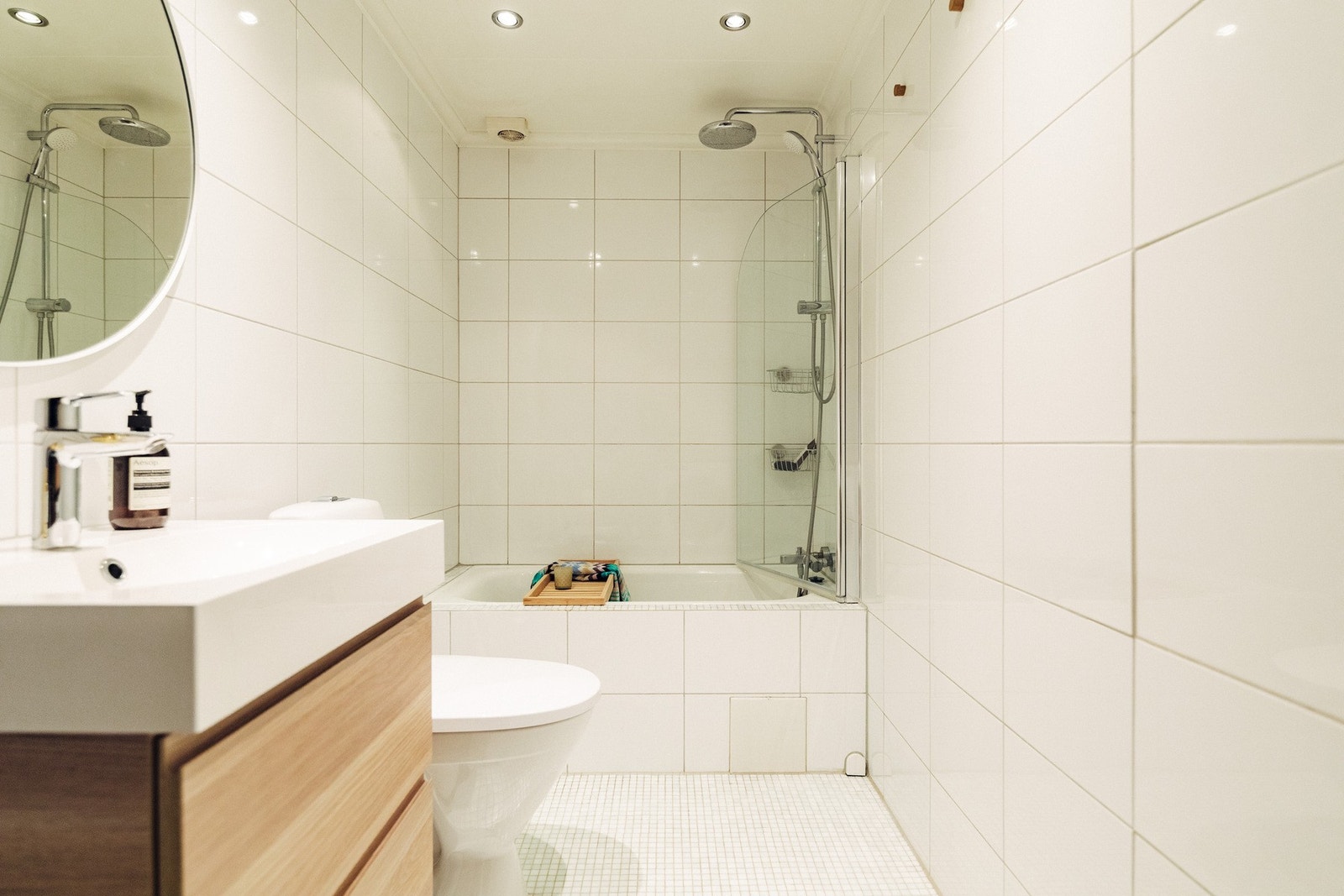 Det er opplegg for vaskemaskin under benk. Speil, toalett og badekarbatteri med rainshower ble skiftet i 2023 iht. tidligere salgsoppgave. Downlights i himling, varmekabler i gulvet og mekanisk avtrekk. Galleribilde