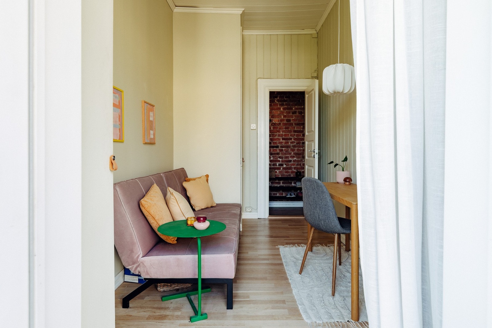 Soverom 2 vender også mot rolig bakgård. Galleribilde