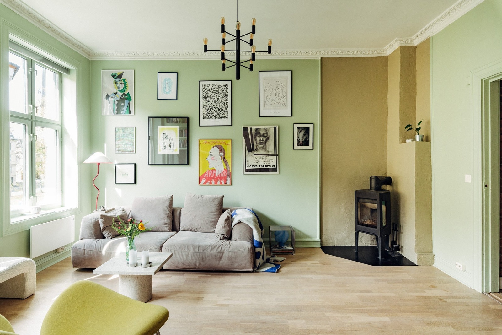 De store vinduene slipper inn rikelig med naturlig lys, og takhøyden på hele 3,04 meter gir rommet en luftig og romslig følelse. Galleribilde