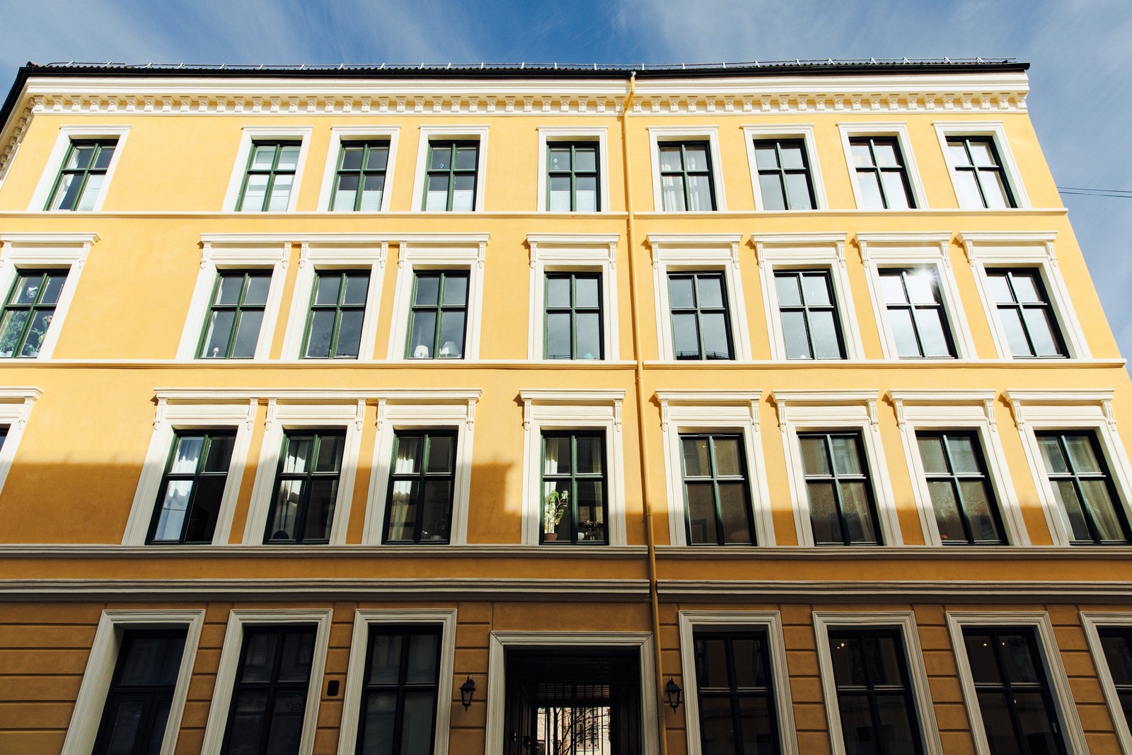 Boligen ligger tilbaketrukket til i en rolig enveiskjørt sidegate, samtidig som alt området har å by på ligger rett utenfor døren. Galleribilde